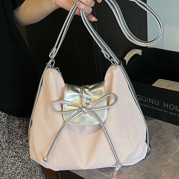 可愛いリボントートバッグが登場！韓国ファッションを取り入れたデザインで、どんなコーディネートにもぴったり。おしゃれで使いやすいこのバッグは、日常使いにも特別な日にも最適です。カラーはブラック、ピンク、ブルーの3色からお選びいただけます。