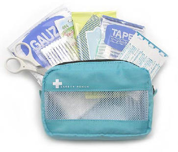 【検索ワード】 旅行用品/旅行便利グッズ/海外旅行グッズ/救急箱/緊急/予備/備蓄/防災用品/防災グッズ/持ち歩き/持ち運び/備え/救急セット/救急ポーチ/携帯用/応急手当/応急処置/ファーストエイド/メディカルポーチ/中身入り/地震/避難/避難所/車中泊/非常用/衛生用品/【RCP】旅行・アウトドアに必携の救急セット。 ポーチ裏面にはベルト通しが付いていますので、持ち運びに便利です。 ポーチだけでもカメラケースなどベルトポーチとして使えます。 品番 qq0704 商品サイズ（約） ケース　150×100×40mm (21.8g） ハサミ　104×49×6mm (14.0g） 綿棒　95×52×4.5mm（4.5g） 10本入り 衛生ガーゼ　200×115×3.5mm ( 12.5g） サージカルテープ　12×9mm (12.6g） 傷テープ 　 19×72mm (1.8g）×2 材質 ポーチ/ナイロン ご注意 ※内容の仕様・パッケージデザイン等は予告なく多少変動することがあります。 納期目安 営業日15時までのご注文で即日発送予定。 当店在庫切れの場合はメーカー取り寄せ。3営業日以内に発送予定(在庫がある場合)。 ※振込でのお支払いは、ご入金確認後となります。　※土日祝はお休みです。 特記
