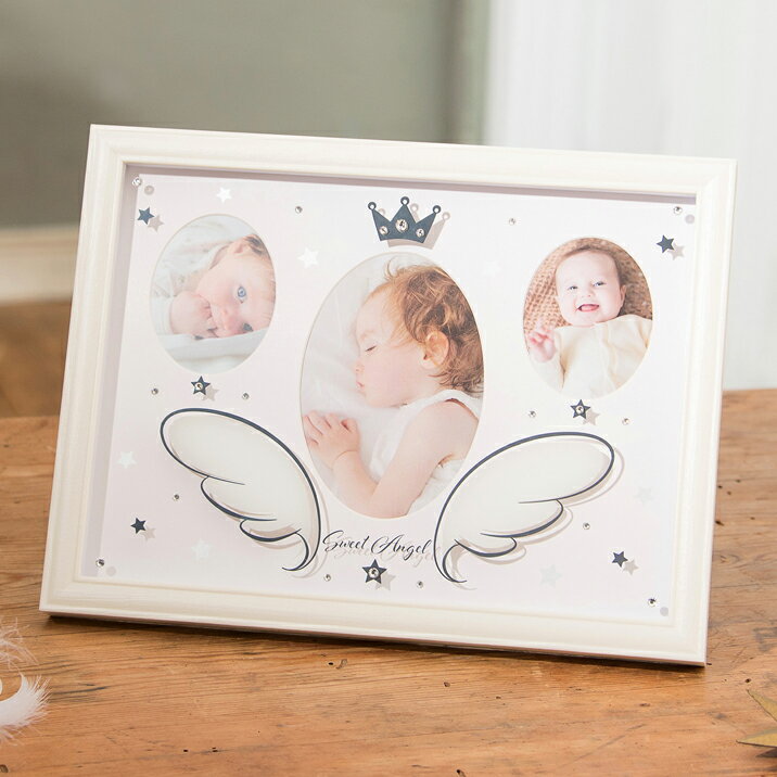 フォトフレーム3つ窓　エンジェル 赤ちゃんの“天使のような笑顔”がコンセプトの愛らしいフォトフレーム。 赤ちゃんの写真に寄り添う天使の羽は、まるで浮いているかのようなデザイン。 キラキラのラインストーンでより輝かせます。 商 品：高さ210...
