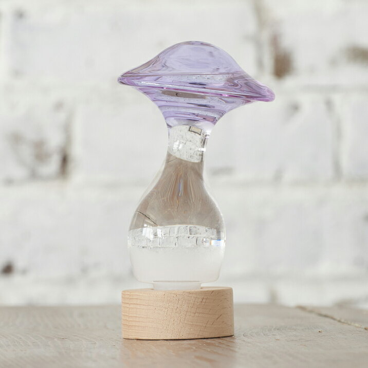 ストームグラス　きのこ　ライトパープル 【Fun Science】 ほんの少し傾いたシルエットがよりユニークな印象を与える、遊び心満載の癒しの インテリア。色ガラスと透明ガラスのコントラストがガラス特有の美しさを放ち、 お部屋を彩ります。ス...