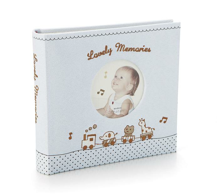 Baby & Kids Photo Frame & Album & Memorial Box シリーズ Baby フォトアルバム （ブルー） かわいいベビー用フォトアルバム。お子様の成長記録や思い出の写真収納、ちょっとしたギフトとして活躍します。 ・商品サイズ：H175×W190×D40・フォトサイズ：90×85mm ・表紙の窓サイズ：φ75mm・ポケットサイズ：ポストカード判　102×152mm・ポストカードサイズの写真を最大80枚収納可能です。 管理ID「#2*ty852201bl」