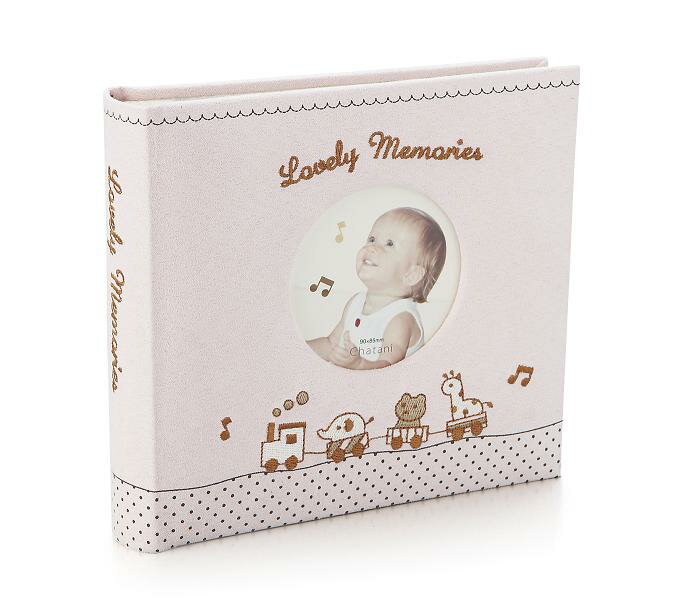Baby & Kids Photo Frame & Album & Memorial Box シリーズ Baby フォトアルバム （ピンク） かわいいベビー用フォトアルバム。お子様の成長記録や思い出の写真収納、ちょっとしたギフトとして活躍します。 ・商品サイズ：H175×W190×D40・フォトサイズ：90×85mm ・表紙の窓サイズ：φ75mm・ポケットサイズ：ポストカード判　102×152mm・ポストカードサイズの写真を最大80枚収納可能です。 管理ID「#2*ty852201p」