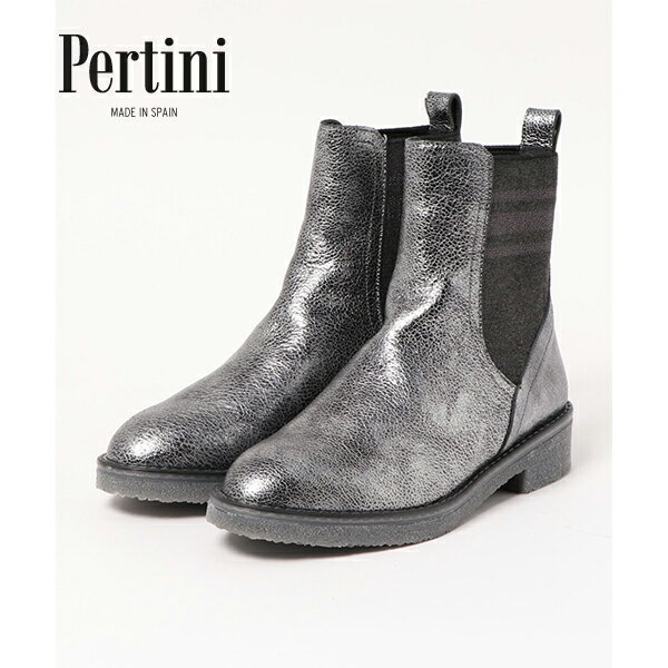 Pertini / ペルティニ - - - - - - - - - - - - - - - - - - - - 欧州の靴の生産大国・スペインのアルマンサにて1980年に誕生したブランド“Pertini”スペインシューズのクラシックなパターンをモダンにアレンジ。 靴を愛する人のための靴をつくるをポリシーに掲げ、その為に、木型・色・フィニッシュなどを常に実験し、模索し続けています。その積極的な姿勢は、より大きなブランドに成長していく事を予想させる為に、 世界中の多くのバイヤーから大きな注目を浴び続けています。 No.202W16597 サイドゴアブーツ シンプルなサイドゴアブーツに、ダークシルバーのカラーが洗練された印象。 Pertini/ペルティニ 一覧はこちら インポート靴のground　新着商品はこちら