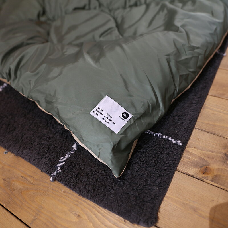 掛け布団単品 / 適応こたつサイズ80×80cmまで商品名 MAKF コンパクトスリム 薄掛け こたつ布団 撥水加工サイズ 幅190 奥行190cm (正方形)主素材 ポリエステルリバーシブル仕様 丸洗いOKダウン生地※こたつ本体、敷布団(ラグ)は付属しておりません。 [3]