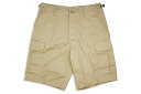 ★商品説明★ スタイル ショーツ 素材 55% COTTON 45% POLYESTER カラー 65203:KHAKI サイズ ●S ┣ウエスト:82cm ┣総丈:51cm ┣股下:23cm ┗裾幅:28cm ●M ┣ウエスト:90cm ┣総丈:54cm ┣股下:24cm ┗裾幅:29cm ●L ┣ウエスト:103cm ┣総丈:55cm ┣股下:26cm ┗裾幅:30cm 特徴 NY発、ミリタリーアイテムの代表的メーカーである「ROTHCO」 ストリートファッションとしてはもちろん、様々なジャンルで用いることができる注目のブランドです。 定番の6ポケットカーゴショーツが入荷しました。 コットンとポリエステルのパリッとした丈夫なツイル生地を使用する事により穿き心地が良く耐久性に優れております。 ウエスト部分はベルトループやサイドアジャスターにて自由自在なサイズ調節が可能なため、幅広い層から非常に高い評価を得ています。