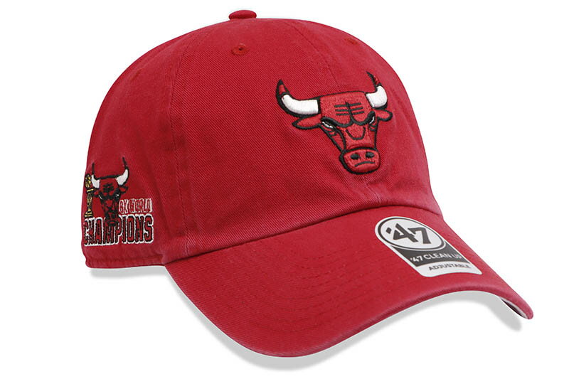 '47 CHICAGO BULLS CHAMPIONS DOUBLE UNDER '47 CLEAN UP CAP (RED/PETAL PINK UNDER VISOR)フォーティーセブン/アジャスターキャップ/シカゴブルズ/レッド/メンズ/レディース/シンプル/男女兼用/サイズ調節