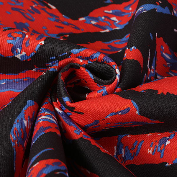 【1m以上/10cm単位】【生地幅：148cm】コットンツイルデジtルプリント【カラー：赤黒青柄】[プリント・..