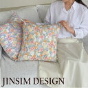 チンシムデザイン クッションカバー JINSIM DESIGN mademoiselle cushion cover マドモアゼル クッション カバー 45x45 花柄 ORANGE オレンジ VIOLET バイオレット 6440814179 ACC 愛らしいコスモスがとっても可愛い「JINSIM DESIGN（チンシムデザイン）」のラグ。 様々な花とグリーンが散りばめられたキュートはクッションカバーで、お部屋のワンポイントに。 SIZE：45cm x 45cm 素材：コットン50％、リネン50％ ※お客様のご覧になられますパソコン機器及びモニタの設定及び出力環境、 また撮影時の照明等で、実際の商品素材の色と相違する場合もありますのでご了承下さい。商品紹介 チンシムデザイン クッションカバー JINSIM DESIGN mademoiselle cushion cover マドモアゼル クッション カバー 45x45 花柄 ORANGE オレンジ VIOLET バイオレット 6440814179 ACC 愛らしいコスモスがとっても可愛い「JINSIM DESIGN（チンシムデザイン）」のラグ。 様々な花とグリーンが散りばめられたキュートはクッションカバーで、お部屋のワンポイントに。 SIZE：45cm x 45cm 素材：コットン50％、リネン50％ ※お客様のご覧になられますパソコン機器及びモニタの設定及び出力環境、 また撮影時の照明等で、実際の商品素材の色と相違する場合もありますのでご了承下さい。 商品仕様 商品名 チンシムデザイン クッションカバー JINSIM DESIGN mademoiselle cushion cover マドモアゼル クッション カバー 45x45 花柄 ORANGE オレンジ VIOLET バイオレット 6440814179 ACC ブランド JINSIM DESIGN カラー ORANGE/VIOLET 素材 コットン50％、リネン50％ ※ご注意（ご購入の前に必ずご一読下さい。） ※ ・当ショップは、メーカー等の海外倉庫と共通在庫での販売を行なっており、お取り寄せに約7-14営業日（土日祝日を除く）お時間を頂く商品がございます。 そのためご購入後、ご指定頂きましたお日にちに間に合わせることができない場合もございます。 ・また、WEB上で「在庫あり」となっている商品につきましても、複数店舗で在庫を共有しているため「欠品」となってしまう場合がございます。 在庫切れ・発送遅れの場合、迅速にご連絡、返金手続きをさせて頂きます。 ご連絡はメールにて行っておりますので、予めご了承下さいませ。 当ショップからのメール受信確認をお願い致します。 （本サイトからメールが送信されます。ドメイン指定受信設定の際はご注意下さいませ。） ・まれに靴箱にダメージや走り書きなどがあることもございます。 多くの商品が海外輸入商品となるため日本販売のタグ等がついていない商品もございますが、全て正規品となっておりますのでご安心ください。 ・検品は十分に行っておりますが、万が一商品にダメージ等を発見しましたらすぐに当店までご連絡下さい。 （ご使用後の交換・返品等には、基本的に応じることが出来ませんのでご注意下さいませ。） また、こちらの商品はお取り寄せのためクレーム・返品には応じることが出来ませんので、こだわりのある方は事前にお問い合わせ下さい。 誠実、また迅速に対応させて頂きます。