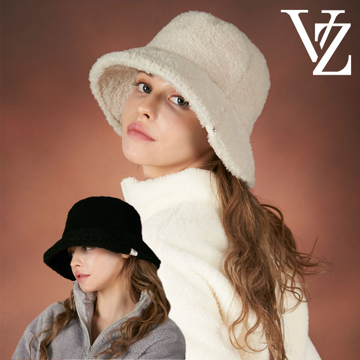 バザール バケットハット VARZAR メンズ レディース Monogram Label Fleece Bucket Hat モノグラム ラベル フリース バケット ハット CREAM クリーム BLACK ブラック varzar622/3 ACC 多様な文化との融合よりも純粋に既存のデザインの再解釈を試みることをコンセプトに生まれた、韓国ブランド「VARZAR（バザール）」。 ポリ素材で作られた、ベーシックなスタイルの「MONOGRAM LABEL FLEECE BUCKET HAT」が登場。 日差し、紫外線カットできます。 素材 : ポリエステル100％ ※お客様のご覧になられますパソコン機器及びモニタの設定及び出力環境、 また撮影時の照明等で、実際の商品素材の色と相違する場合もありますのでご了承下さい。商品紹介 バザール バケットハット VARZAR メンズ レディース Monogram Label Fleece Bucket Hat モノグラム ラベル フリース バケット ハット CREAM クリーム BLACK ブラック varzar622/3 ACC 多様な文化との融合よりも純粋に既存のデザインの再解釈を試みることをコンセプトに生まれた、韓国ブランド「VARZAR（バザール）」。 ポリ素材で作られた、ベーシックなスタイルの「MONOGRAM LABEL FLEECE BUCKET HAT」が登場。 日差し、紫外線カットできます。 素材 : ポリエステル100％ ※お客様のご覧になられますパソコン機器及びモニタの設定及び出力環境、 また撮影時の照明等で、実際の商品素材の色と相違する場合もありますのでご了承下さい。 商品仕様 商品名 バザール バケットハット VARZAR メンズ レディース Monogram Label Fleece Bucket Hat モノグラム ラベル フリース バケット ハット CREAM クリーム BLACK ブラック varzar622/3 ACC ブランド VARZAR カラー CREAM/BLACK 素材 ポリエステル100％ ※ご注意（ご購入の前に必ずご一読下さい。） ※ ・当ショップは、メーカー等の海外倉庫と共通在庫での販売を行なっており、お取り寄せに約7-14営業日（土日祝日を除く）お時間を頂く商品がございます。 そのためご購入後、ご指定頂きましたお日にちに間に合わせることができない場合もございます。 ・また、WEB上で「在庫あり」となっている商品につきましても、複数店舗で在庫を共有しているため「欠品」となってしまう場合がございます。 在庫切れ・発送遅れの場合、迅速にご連絡、返金手続きをさせて頂きます。 ご連絡はメールにて行っておりますので、予めご了承下さいませ。 当ショップからのメール受信確認をお願い致します。 （本サイトからメールが送信されます。ドメイン指定受信設定の際はご注意下さいませ。） ・北海道、沖縄県へのお届けにつきましては、送料無料対象商品の場合も 追加送料500円が必要となります。 ・まれに靴箱にダメージや走り書きなどがあることもございます。 多くの商品が海外輸入商品となるため日本販売のタグ等がついていない商品もございますが、全て正規品となっておりますのでご安心ください。 ・検品は十分に行っておりますが、万が一商品にダメージ等を発見しましたらすぐに当店までご連絡下さい。 （ご使用後の交換・返品等には、基本的に応じることが出来ませんのでご注意下さいませ。） また、こちらの商品はお取り寄せのためクレーム・返品には応じることが出来ませんので、こだわりのある方は事前にお問い合わせ下さい。 誠実、また迅速に対応させて頂きます。