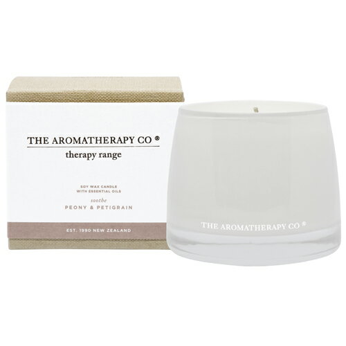 Therapy RangeEssential Oil Soy Wax Candle エッセンシャルオイルだけで香り付けされた植物性のキャンドル。再利用可能な蓋つきのガラス 容器に入り、レッドフリーのコットンウィックとソイワックスが優しく香りを芳香させます。 サイズ:W113×D111×H102mm 内容量:260g burning time(燃焼時間):約55時間 (使用環境により異なります。) 生産地 中国(ニュージーランドブランド) Fragranceフレグランスの種類 SANDALWOOD & CEDAR サンダルウッド&シダー Strengthen (ストレングスン/強化) シダーウッド・ガイヤックウッド・パチュリのウッディなエッセンシャルオイルにサンダルウッドを配合。感性を磨き心身を豊かにしてくれそうなアース系の香り。 PEONY & PETITGRAIN ピオニー&プチグレン Soothe(スーズ/なだめる) プチグレン・ラベンダー・シダーウッドのエッセンシャルオイルにピオニーやローズを配合。フレッシュなフローラルノートが気分を華やかにしてくれる香り。 LAVENDER & CLARY SAGE ラベンダー&クラリセージ Relax(リラックス/寛ぐ) クラリセージとユーカリとライムのエッセンシャルオイルにリリィ・ジャスミン・オレンジフラワーを配合。ラベンダーの香りが心をリラックスへと導いてくれるでしょう。 CINNAMON & VANILLA BEANS シナモン&バニラビーンズ Balance(バランス/調和) スパイシーなシナモンリーフのエッセンシャルオイルにバニラビーンズを配合。暖かく甘く香ばしいオリエンタルノートの香り。 SWEET LIME & MANDARIN スイートライム&マンダリン Uplift(アップリフト/上昇) ライムとマンダリンのエッセンシャルオイルにベルガモットとオレンジがアンダートーンとして配合。スッキリと華かな香りは、集中力を上げたり楽しい空間を作りたい時にオススメです。 COCONUT & WATER FLOWER スイートライム&マンダリン unwind(アンワインド／ほぐす) フレッシュなココナッツの甘さの中に、ウォーターフラワームスクをプラスした香り。 【使用上の注意】 ●本品は食べ物、飲み物ではありません。 ●使用前にキャンドルを箱から出してください。 ●グラスが高温になる場合があるので、不燃性の器や付属の蓋の上でお楽しみください。 ●消火直後の取り扱いには充分ご注意ください。 ●平らな場所でご使用ください。 ●燃えやすい物の近くでの使用はおやめください。 ●火をつけたままその場を離れないでください。 ●ガラス容器の為、温度が大変高くなる場合がありますので、長時間のご使用はお控えください。 ●安全の為、ロウが残り1cm以下になったら使用をおやめください。 ●ウィックが長すぎる場合は0.5cm残し、切ってご使用ください。 【保管上の注意】 ●高温多湿・直射日光を避け、乳児・ペットの手の届かない所に保管してご使用ください。 医薬品・健康食品等必須記載事項 広告文責 株式会社へリックス 0856-31-1507（連絡先電話番号） メーカー名、又は販売業者名 メーカー：アロマセラピーカンパニー 輸入元：有限会社三和トレーディング 区分 化粧品 製造国 中国The Aromatherapy Company&nbsp;アロマセラピーカンパニーのセラピーレンジは、エッセンシャルオイルのノウハウを最大限に生かした、香りとその効能をシンプルに楽しめるように作られた高品質ラインです。すべてのブレンドは100%天然のエッセンシャルオイルが使われ、キャンドルには天然のソイワックス、ボディ&amp;バスオイルにはローズヒップやアーモンド、キャロットから抽出された天然のオイルがキャリアオイルとして配合されています。