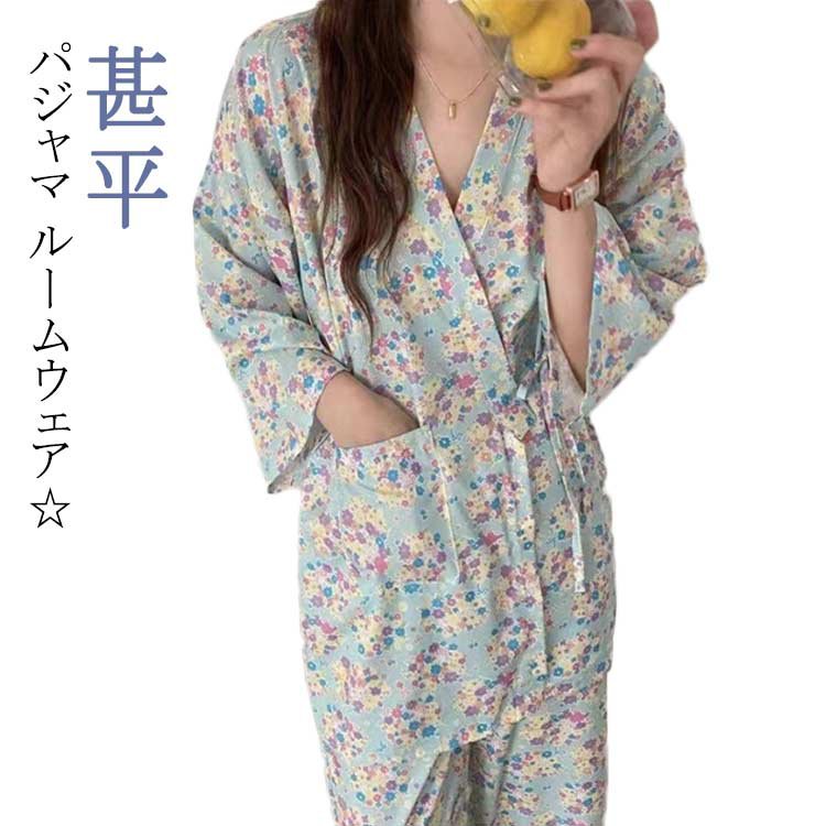 甚平 パジャマ ルームウェア☆※ふわっと広がる裾が脚を細く見せてくれるのもウレシイ☆可愛い！プレゼントとしても大変喜ばれています！伸縮性があるので動きやすく、通気性や保湿性、保温性にも優れているので快適に眠れます。そんな悩みもこれで解決！さらっと快適な着心地です☆女性の美しいラインを十分に引き出すうえ、デコルテラインもすっきりとキレイに見せてくれます。リラックスできる伸縮性のある生地前開きタイプなので入院用としてもオススメです。コンサバになりすぎない、"程よいカジュアルダウン"スタイルが楽しめます♪サイズも取り揃えておりますので、ご安心ください！ サイズ S M L XL 2XL サイズについての説明 【S】おすすめ体重40-45kg【M】おすすめ体重45-50kg【L】おすすめ体重50-55kg【XL】おすすめ体重55-60kg【2XL】おすすめ体重60-65kg ※寸法は平置きにて計測し、若干の誤差がある場合がございます。 素材 ポリエステル 色 写真通り 備考 ●サイズ詳細等の測り方はスタッフ間で統一、徹底はしておりますが、実寸は商品によって若干の誤差(1cm〜3cm )がある場合がございますので、予めご了承ください。 ●商品の色は、撮影時の光や、お客様のモニターの色具合などにより、実際の商品と異なる場合がございます。あらかじめ、ご了承ください。 ●製品によっては、生地の特性上、洗濯時に縮む場合がございますので洗濯時はご注意下さいませ。 ▼色味の強い製品によっては他の衣類などに色移りする場合もございますので、速やかに（脱水、乾燥等）するようにお願いいたします。 ▼生地によっては摩擦や汗、雨などで濡れた時は、他の製品に移染する恐れがございますので、着用の際はご注意下さい。 ▼生地の特性上、やや匂いが強く感じられるものもございます。数日のご使用や陰干しなどで気になる匂いはほとんど感じられなくなります。