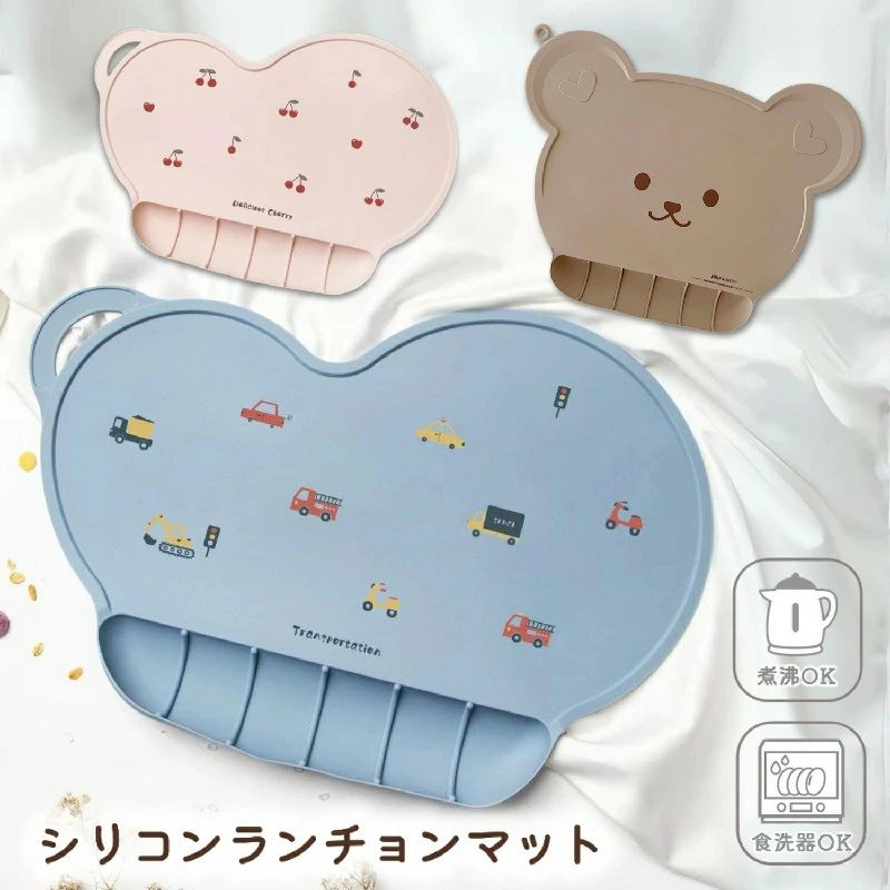 お食事エプロン5枚セットお食事エプロン 保育園 長袖 半袖コンパクトにたためるシリコンランチマットお手入れラクラクの防水マット【商品仕様】〇サイズ：くまさん：縦30cm×横40cmさくらんぼ、車：縦27cm×横40cm〇バリエーション：くまさん/くるま/さくらんぼ〇素材：シリコン〇重量：約243g〇お手入れ方法：中性洗剤をスポンジにつけて水洗い。食洗器対応（上段ラックでのご使用）耐熱温度-50〜200〇ご注意モニター環境やお部屋の照明等により、実際の色味と異なる場合がございます。サイズは誤差がある場合がございます。【お手入れ簡単ランチョンマット】テーブルやお洋服の汚れ防止に。滑り止め付きシリコンで安定感抜群ポケット付きで食べこぼしをキャッチ耐久性に優れたシリコン素材なので、-40から200まで耐えることができます。【こぼれ防止の縁デザイン】縁が少し高くなったデザインなので、スープなどの液体を倒しても溢れるのを防いでくれます。（完全に防ぐことを保証するものではありません。）【ポケット付き】手前にポケットが付いているので、食べこぼしや汁物をキャッチ！お片付け楽々です。シリコン素材でしっかりフィットするので、ずれにくいのも【お手入れ楽々】汚れが落ちやすく、さっと拭いたり流すだけでも汚れが落ちます。食器洗い機可煮沸可なのでいつでも清潔を保てます。折り畳んで小さくなるので、収納も楽々です。【可愛い3デザイン】みんな大好きなくまさん、くるま、さくらんぼの3タイプ。SNS映えバッチリで可愛くお食事風景を残せます。ギフトにもおすすめです。多機能ランチョンマット耐久性の高いすべり止め付きシリコンランチョンマット。食事後の掃除が大変でお悩みのパパママにおすすめですお子様に優しいデザインふとした瞬間にコップを倒してしまった....お子様の食事では日常茶飯事ですよね。このランチマットは縁が少し高くデザインされているので少し倒した程度ではこぼれません。食べこぼしもしっかりキャッチ！手前にポケットが付いているので、食べこぼしをキャッチできます。お片付け楽々なので、忙しいパパママも嬉しい機能がたっぷり。お手入れ楽々収納もコンパクトにスッキリ汚れたら食器と一緒に洗剤を使用して洗えるのでお手入れも簡単。食洗機も使用できます。折りたたんでもシワにならないのでコンパクトになってインテリアの妨げになりません。ギフトにもぴったり！写真映えする可愛いデザインで、プレゼントにもぴったりです。男女問わず使用しやすいデザインをお選びいただけます。お食事エプロン5枚セットお食事エプロン 保育園 長袖 半袖コンパクトにたためるシリコンランチマットお手入れラクラクの防水マット【商品仕様】〇サイズ：くまさん：縦30cm×横40cmさくらんぼ、車：縦27cm×横40cm〇バリエーション：くまさん/くるま/さくらんぼ〇素材：シリコン〇重量：約243g〇お手入れ方法：中性洗剤をスポンジにつけて水洗い。食洗器対応（上段ラックでのご使用）耐熱温度-50〜200〇ご注意モニター環境やお部屋の照明等により、実際の色味と異なる場合がございます。サイズは誤差がある場合がございます。【お手入れ簡単ランチョンマット】テーブルやお洋服の汚れ防止に。滑り止め付きシリコンで安定感抜群ポケット付きで食べこぼしをキャッチ耐久性に優れたシリコン素材なので、-40から200まで耐えることができます。【こぼれ防止の縁デザイン】縁が少し高くなったデザインなので、スープなどの液体を倒しても溢れるのを防いでくれます。（完全に防ぐことを保証するものではありません。）【ポケット付き】手前にポケットが付いているので、食べこぼしや汁物をキャッチ！お片付け楽々です。シリコン素材でしっかりフィットするので、ずれにくいのも【お手入れ楽々】汚れが落ちやすく、さっと拭いたり流すだけでも汚れが落ちます。食器洗い機可煮沸可なのでいつでも清潔を保てます。折り畳んで小さくなるので、収納も楽々です。【可愛い3デザイン】みんな大好きなくまさん、くるま、さくらんぼの3タイプ。SNS映えバッチリで可愛くお食事風景を残せます。ギフトにもおすすめです。多機能ランチョンマット耐久性の高いすべり止め付きシリコンランチョンマット。食事後の掃除が大変でお悩みのパパママにおすすめですお子様に優しいデザインふとした瞬間にコップを倒してしまった....お子様の食事では日常茶飯事ですよね。このランチマットは縁が少し高くデザインされているので少し倒した程度ではこぼれません。食べこぼしもしっかりキャッチ！手前にポケットが付いているので、食べこぼしをキャッチできます。お片付け楽々なので、忙しいパパママも嬉しい機能がたっぷり。お手入れ楽々収納もコンパクトにスッキリ汚れたら食器と一緒に洗剤を使用して洗えるのでお手入れも簡単。食洗機も使用できます。折りたたんでもシワにならないのでコンパクトになってインテリアの妨げになりません。ギフトにもぴったり！写真映えする可愛いデザインで、プレゼントにもぴったりです。男女問わず使用しやすいデザインをお選びいただけます。