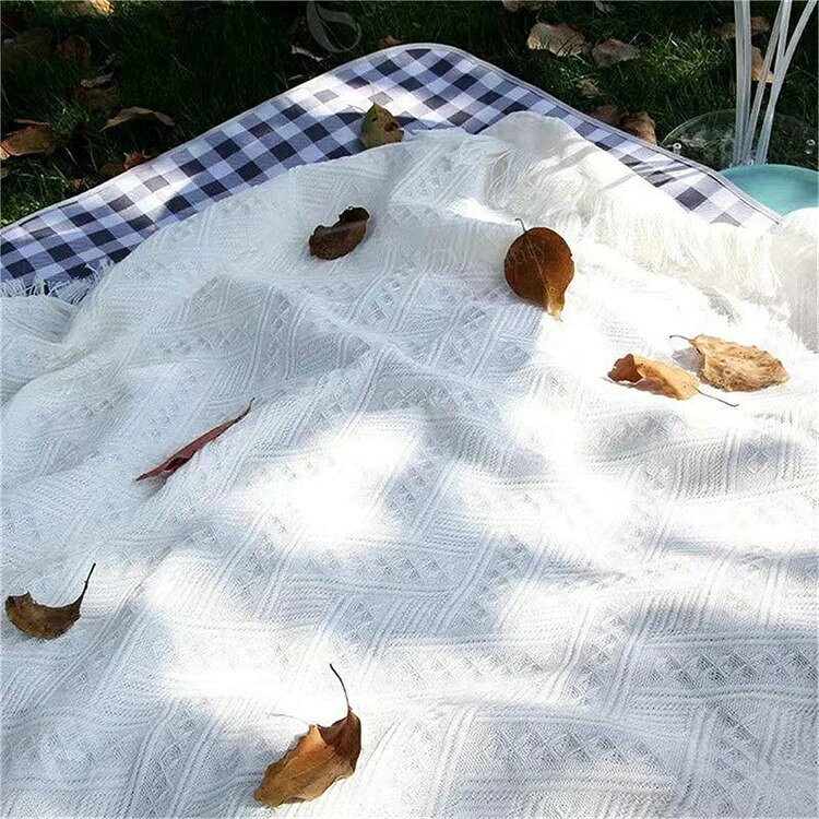 商品詳細 この商品について ・北欧スタイルのピクニックマット、シンプルで絶妙なデザイン、写真撮影に最適。 ピクニックでランチを提供すれば、家族や友人はきっと感動するでしょう。 アウトドアはもちろん、ソファカバーやブランケットとしてもおすすめです。 ・カジュアルなベッドシーツは全面刺繍で、すぐに洗え、ピクニック、ハイキング、その他のアウトドア活動のカジュアルシーツとして使用できます。 コンパクトに折りたたんで持ち運びにも負担になりません。 ・コンパクトにたためて携帯に便利です。 車に常備しておけば、いつでもどこでもピクニックが楽しめます。 ・子供の遊び、スポーツ観戦、親子旅行、キャンプ、アウトドア、花火大会、日光浴、運動会、冒険、山岳部活動、旅行、お花見、女子会など。大きなデザインと優れた実用性。