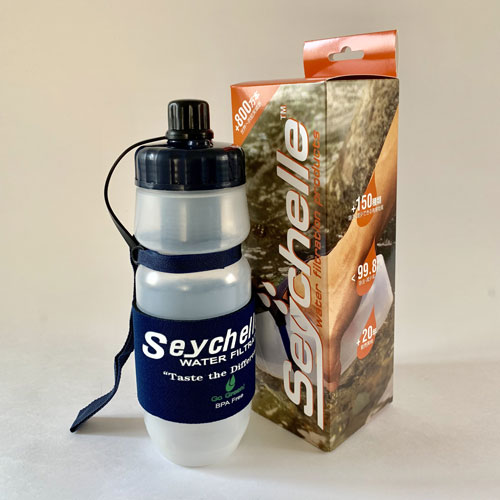 浄水ボトル Saychelle [セイシェル] サバイバルプラスこの1本で飲める水を確保！&nbsp;セイシェルサバイバルプラスは米国企業セイシェル社の創立者Carl Palmerによって開発されました。 いつでも、どこでも、誰でも、丈夫で、しかも簡単・手軽に使える「携帯浄水ボトル」を作るために、独自に「イオン吸着マイクロ濾過システム」を発明し、優れた濾過能力を持つセイシェルサバイバルプラスが誕生しました。 セイシェルサバイバルプラスは世界各国で採用実績があり、公的機関の浄水開発においても大きな功績をもたらしています。 もはやその優れた濾過能力は世界で証明されており、日本のアウトドア・防災のシーンにおいても大きな役割を果たすことは間違いないでしょう。 ・この1本で水の確保は万全：まさにサバイバルの一品 ・放射性物質セシウムの除去テストで99.78％の除去 ・災害用備品に最適、トレッキング・アウトドアスポーツ、海外旅行としても人気な携帯浄水ボトル どんな水に対応できるのか? ・お風呂の水 ・トイレのタンクの水 ・雨水 ・井戸水 ・プールの水 ・河川の水 ・池の水 ・湖の水 ・湧水　等 ※なお、海水には対応しておりません。使用容量：380リットル目安（使用原水により異なる） ※1&#12316;2リットル/1日の割合で浄水したとして約200日目安 ※災害時、粘土質の濁流水を濾過しますと目詰まりを起こします。きめ細かい布などで一度原水を濾過してご利用下さい。 高さ：228mm 最大直径：80mm 空重量：128.5g 容量：600ml
