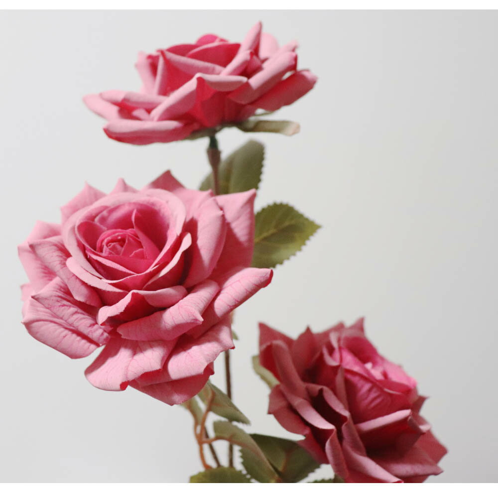 1本の茎に花が3輪付いている造花 1本あたりの製品サイズ：約 15x 15x 65cm 花の直径：約10cm　全体の長さ：約65cm 材質：プラスチック、ポリエステル、ポリエチレン 茎部分はニッパーなどの工具でカットでき、自由に長さ調節ができます。 直射日光の当たる場所や屋外で使用すると、色落ちや変色する場合があります。 屋内装飾用なので、装飾以外の用途にはご使用にならないで下さい。