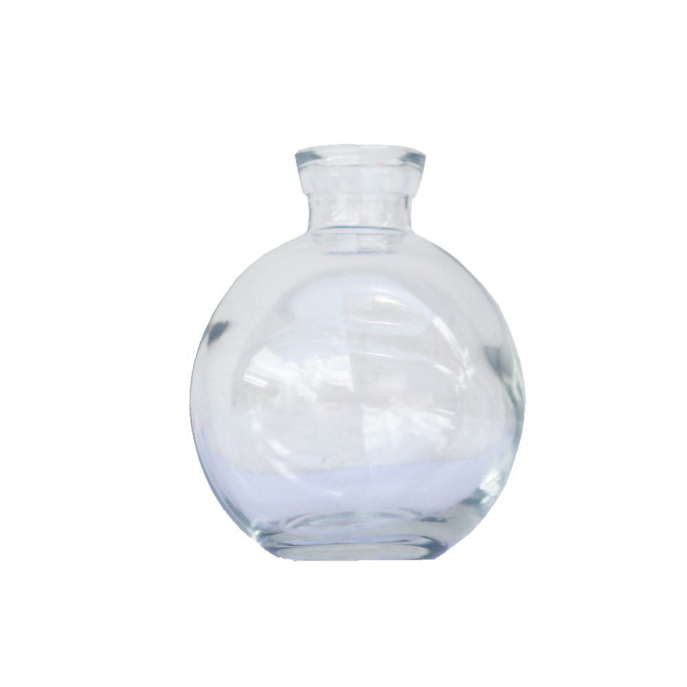 材質：ガラス 製品サイズ：約7.5x7.5x9cm　口径約2cm カラー：クリア 小さなサイズのガラス花瓶です。 おしゃれなデザインでインテリアとしておすすめの一品。 卓上や棚の飾りつけに。