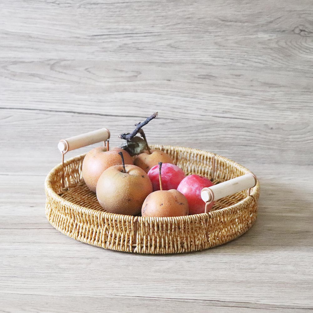 丈夫で軽いバスケットです。 製品寸法：27x27x7cm お部屋のインテリアや店舗のディスプレイや飾りつけにおすすめのバスケットです。 果物を入れたりお菓子を入れたりしてご使用いただけます。 リビングやダイニングなどのインテリア小物として。 材質：鉄・プラスチック