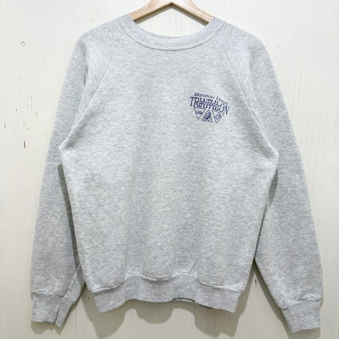 "【商品紹介】 90s年代USA製のfruit of the loomのスウェットです。 【ブランド】 fruit of the loom フルーツオブザルーム 【サイズ】 L 着丈：64cm 肩幅：cm 身幅：54cm 袖丈：77.5cm 【カラー】 グレー 灰色 【状態】 A 軽い使用感があるが、とても良い状態 【デザイン】 フロントプリント 【素材】 コットン 【商品詳細】 【キーワード】 企業系スウェット fruit of the loom フルーツオブザルーム ヴィンテージ スウェット アメリカ製 ワンポイント ※表記サイズは商品に記載されているサイズです。 ※サイズは平置きにした状態で採寸しております。 ※測定値の若干の誤差はご了承ください。 ※光の加減によりアイテムと写真との色味が異なる場合がございます。"