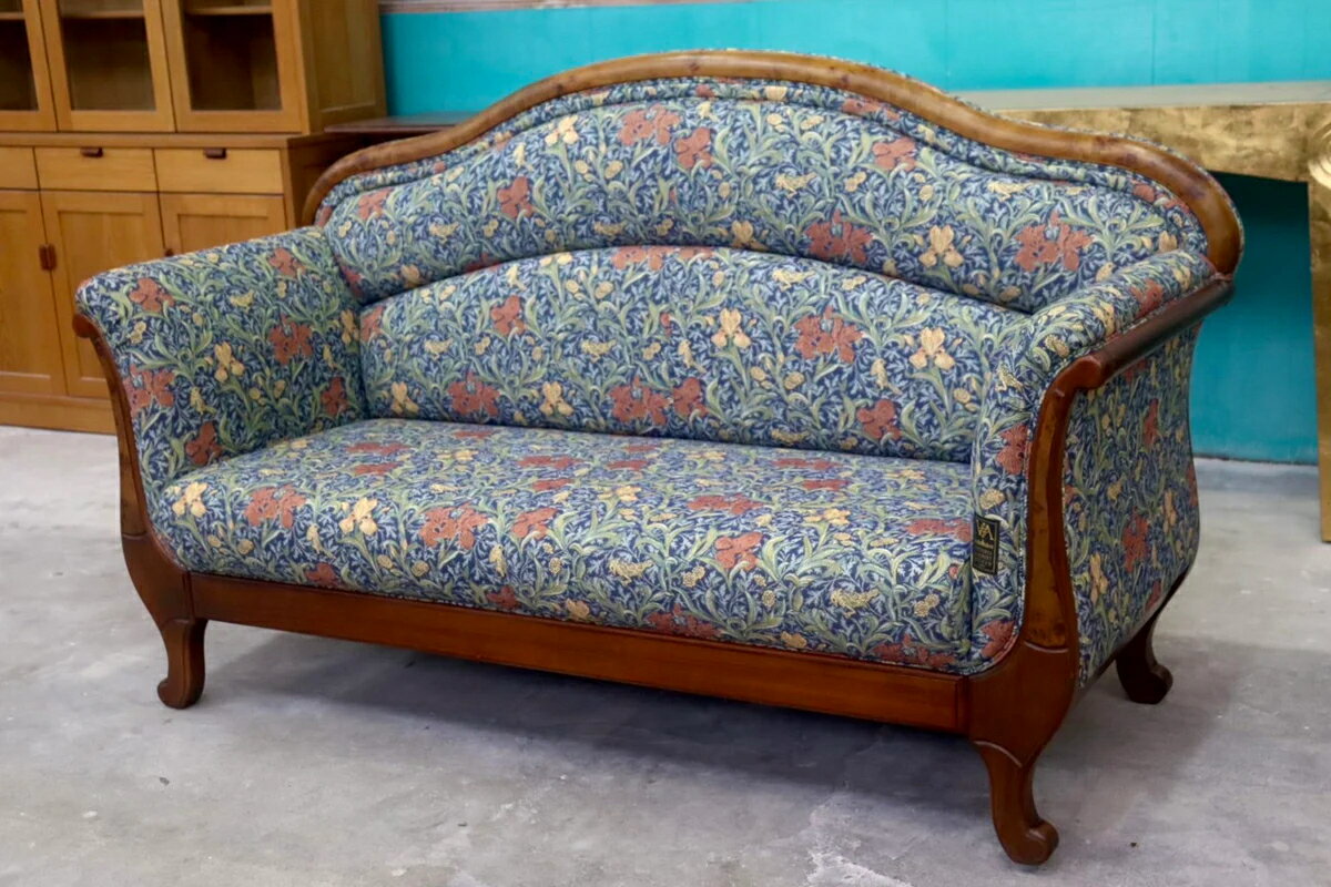 GMHS477C TECHNA / テクナ 2人掛けソファ ラブソファ ファブリック 店舗 オフィス 什器 クラシック モダン VICTORIA&ALBERT MUSEUM