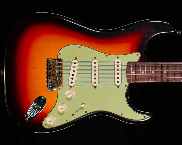 Description 1987年に設立され、最上級モデルを制作するために生まれたフェンダー・カスタム・ショップ（Fender Custom Shop）。マスタービルダーと呼ばれる巨匠達が製作を担当するマスタービルダー・シリーズやその他の多くのシリーズで厳選された木材選び、ピックアップのコイル巻きなど高い製作技術で作り上げられており、フェンダー社の長年の歴史と伝統が注ぎ込まれた世界中のミュージシャンから愛され続けるセクションです。 1960年初頭、ストラトキャスターの仕様が50年代のメイプル指板から「スラブ」形状のローズウッド指板へと大幅に変更されました。ボディには低～高音域までクセの無いサウンドをアウトプットする厳選されたアルダー、25.5インチ・スケールのネックには硬めでクリアかつ歯切れの良いメイプル材、21フレット仕様の指板には倍音豊かで優れたサスティーンを生む"AAA"グレードのローズウッドを採用。ネック・シェイプはローポジションからハイポジションまで薄く仕上げられている「'60s Style Oval "C"」、あらゆるプレイスタイルに最適な9.5Rの指板、フレットにはヴィンテージフレットより少し大きめでミディアムな「Medium Vintage (47095)」を採用し、演奏製は抜群です。 ピックアップ・システムにはハンドワウンド（手巻き）によって丁寧に製作され、綿密な測定に基づき設計された「1960 Strat」を搭載し、繊細でクリアな表現力を持ち、タイトで芯の強さをも兼ね備えた張りのあるサウンドです。また細部にわたり、5ウェイ・スイッチ・ワイヤリング、3-plyの11穴ミントグリーン・ピックガード、ヴィンテージスタイル・チューニングマシン、ボーンナット、金属スペーサー付きウィングストリングツリーなどを装備。さらにエイジング処理は2015年、新たに加わった「ジャーニーマン・レリック」を施し、『弾き込まれているが、粗末には扱われていない』といったコンディションの良いヴィンテージ・ギターを再現。ウェザーチェックと細かな打痕が入ったボディ、引き込むことによって生じる塗装剥がれを再現したネック・フィニッシュなどフェンダー・ファン待望の加工ではないでしょうか。お薦めのストラトキャスターとなっております。 Specification Body: 2-Piece Alder Body Finish: Journeyman Relic Nitrocellulose Lacquer Body Shape: Stratocaster Neck Material: Maple Neck Finish: Relic Nitro Lacquer Neck Shape: '60s Style Oval "C" (.790"-.930") Fingerboard Radius: 9.5" Fingerboard Material: AAA Rosewood Position Inlays: Micarta Dot Side Dots: Micarta Clay Number of Frets: 21 Fret Size: Medium Vintage (47095) String Nut: Bone Nut Width: 1.650" (42 mm) Nut Material: Bone Bridge: Custom Shop Vintage Synchronized Tremolo Pickguard: 3-Ply Control Knobs: Aged White Switch Tip: Aged White Hardware Finish: Nickel/Chrome Tuning Machines: Vintage-Style Bridge Pickup: Custom Shop Hand-Wound 1960 Strat Middle Pickup: Custom Shop Hand-Wound 1960 Strat Neck Pickup: Custom Shop Hand-Wound 1960 Strat Pickup Configuration: SSS Controls: Master Volume, 2 Tone Switching: 5-Position Blade: Position 1. Bridge Pickup Position 2. Bridge and Middle Pickup Position 3. Middle Pickup Position 4. Middle and Neck Pickup Position 5. Neck Pickup Included Accessories: Deluxe Hardshell Case, Strap and Certificate of Authenticity