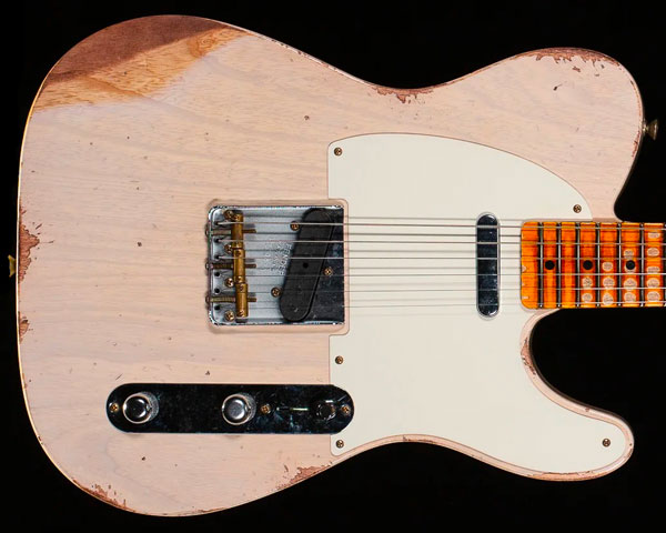 Description 1987年に設立され、最上級モデルを制作するために生まれたフェンダー・カスタム・ショップ（Fender Custom Shop）。マスタービルダーと呼ばれる巨匠達が製作を担当するマスタービルダー・シリーズやその他の多くのシリーズで厳選された木材選び、ピックアップのコイル巻きなど高い製作技術で作り上げられております。フェンダー社の長年の歴史と伝統が注ぎ込まれた世界中のミュージシャンから愛され続けるセクションです。 ディーラー・オーダーによるカタログ外モデル「1952 TELECASTER HEAVY RELIC」のご紹介です。ボディにはシャープな粒立ち感と心地良いレンジが迫力を生み出す2ピース・アッシュ、25.5インチ・スケールのネックと21フレット仕様には硬めでクリアかつ歯切れの良いクォーターソウン・メイプルを採用。ネックシェイプは1952年テレキャスターの代名詞と言えるUシェイプを採用し、その丸みを持たせた分厚い50年代初期の極太ネックならではのパンチの効いたサウンドを演出し、あらゆるプレイスタイルに最適な9.5Rの指板、フレットにはミディアム・ジャンボよりも少し幅が狭く高さのある「Narrow Tall」を採用するなどピッチの安定したスムーズなフィンガリングを可能にいたします。 ピックアップ・システムにはカスタムショップ製「'51 Nocaster」を搭載し、ボディの生鳴りやピッキング強弱からの素直なレスポンスをアウトプットしてくれる扱いやすいピックアップです。また実用性の高さから3ウェイ・スイッチの配線にはモダン・ワイアリングを採用し、中音域にフォーカスした太くホットなトーンを提供。エイジング処理には塗装が剥げて来た絶妙な風合いを演出する圧巻のヘヴィ・レリック加工を施し、さすがはカスタムショップと言うに相応しい出来映えです。お勧めのテレキャスターとなっております。 Specification Body: 2-Piece Select Ash Body Finish: Heavy Relic Nitro Lacquer Control Knobs: Knurled Chrome Fingerboard: Maple Hardware Finish: Nickel/Chrome Neck Finish: Nitrocellulose Lacquer Pickguard: 52 Parchment Relic Position Inlays: Black Dots Neck Material: Quartersawn Maple Neck Shape: '52 Style "U" (.990"-.990") Scale Length: 25.5" Fingerboard Radius: 9.5" Number of Frets: 21 Fret Size: Narrow Tall 6105 String Nut: Bone Nut Width: 1.650" Truss Rod: Vintage Style Heel Adjust Bridge Pickup: Custom Shop '51 Nocaster Neck Pickup: Custom Shop '51 Nocaster Controls: Volume, Tone Pickup Switching: 3-Position Blade Pickup Configuration: SS Bridge: 51-54 Tele Bridge with Brass Saddles Tuning Machines: Vintage-Style Case/Gig Bag: Deluxe Hardshell Case