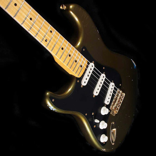 Description 1987年に設立され、最上級モデルを制作するために生まれたフェンダー・カスタム・ショップ（Fender Custom Shop）。マスタービルダーと呼ばれる巨匠達が製作を担当するマスタービルダー・シリーズやその他の多くのシリーズで厳選された木材選び、ピックアップのコイル巻きなど高い製作技術で作り上げられております。フェンダー社の長年の歴史と伝統が注ぎ込まれた世界中のミュージシャンから愛され続けるセクションです。 新マスター・ビルダーであるデヴィッド・ブラウンによって再現された1950年代ストラトキャスターのご紹介です。本作を手掛けたのが、フェンダー社で通算15年務めたのちG&Lカスタムショップの立ち上げや自身でマスター・ルシアーも従事するなど『正統なフェンダー・トーン』を生み出すフェンダー・ファン納得のマスター・ビルダーでございます。ボディには低～高音域までクセの無いアルダーをセレクトし、25.5インチ・スケールのネックと21フレット仕様の指板には杢目の美しい硬めでクリアかつ歯切れの良いフレイム・メイプルを採用。ネックシェイプは1956年10月当時に採用されていた「10/56 "V"」を採用し、ラインナップの中でも最も太めで握り応えのあるシェイプですので、コシのある極太サウンドに貢献、あらゆるプレイスタイルに最適な9.5Rの指板、フレットにはジャンボ・サイズと同じ高さながら幅広ではない#6105を採用するなどスムーズなフィンガリングを可能にいたします。 ピックアップ・システムにはホセフィーナ女史によってハンドワウンド（手巻き）された「58 Strat」を搭載し、ハリのあるミッドレンジと引き締まった低音域が得られ極上テレサウンドを奏でてくれます。エイジング処理はダフネ・ブルーの上からオーバー・リフィニッシュを施したマルチレイヤ―仕上げで、塗装が剥げて来た絶妙な風合いを演出する圧巻のレリック加工はさすがはカスタムショップと言うに相応しい出来映えです。そしてマスタービルト・シリーズを象徴するヘッド裏に記されたデヴィッド・ブラウン氏のサインが入っているのも見逃せません。デヴィッド・ブラウン氏の妙技が十二分に楽しめる素晴らしい一本に仕上がっております。 Specification Body: Alder Body Finish: Relic Nitro Control Knobs: Relic White Fingerboard: Flame Maple Hardware Finish: Gold Neck Finish: Relic Lacquer Position Inlays: Black Dots Neck Material: Flame Maple Neck Shape: 10/56 V Scale Length: 25.5" Fingerboard Radius: 9.50" Number of Frets: 21 Fret Size: Medium Jumbo 6150 String Nut: Bone Nut Width: 1.650" Truss Rod: Vintage Style Bridge Pickup: Hand-wound Josefina 58 Strat Middle Pickup: Hand-wound Josefina 58 Strat Neck Pickup: Hand-wound Josefina 58 Strat Controls: 1 Volume, 2 Tone Pickup Switching: 5-Way Lever Pickup Configuration: SSS Bridge: Custom Shop Synchronized Tremolo Tuning Machines: Vintage-Style Case/Gig Bag: Fender Custom Shop Hardshell Case