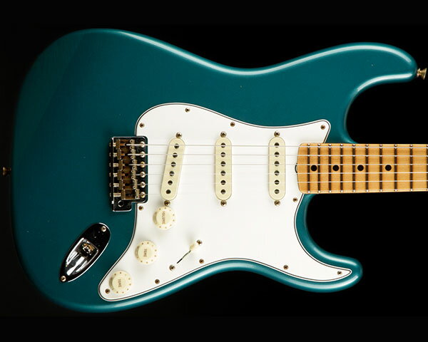 Description 1987年に設立され、最上級モデルを制作するために生まれたフェンダー・カスタム・ショップ（Fender Custom Shop）。マスタービルダーと呼ばれる巨匠達が製作を担当するマスタービルダー・シリーズやその他の多くのシリーズで厳選された木材選び、ピックアップのコイル巻きなど高い製作技術で作り上げられております。フェンダー社の長年の歴史と伝統が注ぎ込まれた世界中のミュージシャンから愛され続けるセクションです。 2022年の冬に行われたウィンター・イベント（商談会）限定による特別なリミテッド・エディション「LTD 1968 STRATOCASTER JOURNEYMAN RELIC」のご紹介です。比較的新しい年式でありながらもラージヘッド、貼りメイプル指板、Fキー・チューナーなどの特徴があり、多くのファンを持つ1968ストラトキャスター。ボディには低～高音域までクセの無いサウンドをアウトプットする厳選された2ピース・アルダーをセレクトし、25.5インチ・スケールのネックには硬めでクリアかつ歯切れの良いクォーターソウン・メイプル、21フレット仕様の指板にも貼りクォーターソウン・メイプル指板を再現し、ラウンド・ラミネイト（通称：ラウンド貼り）と呼ばれるネックと指板の接着面が曲面である工法を採用。ネック・シェイプは手に良く馴染む「1969 "U"」、指板にはコードと単音プレイの両方において理想的なフィンガリングを可能する7.25インチ（184ミリ）- 9.5インチ（241ミリ）のコンパウンド・ラディアス、フレットにはミディアム・ジャンボよりも少し幅が狭く高さのある「Narrow Tall」を採用するなどピッチの安定したスムーズなフィンガリングを可能にいたします。 ピックアップ・システムにはハンドワウンド（手巻き）によって丁寧に製作された「Bone Tone」を搭載し、マスタービルダーであるジョン・クルーズ氏によってデザインされたピックアップで、60年代初期ピックアップのターン数を控えめにし、出力が低めながらもゲインを加えた時のサスティーンはタイトで芯の強さも兼ね備えた張りのあるサウンドです。また配線の「Fat '50s」コントロール・アセンブリからは、より透明感のあるブルームで全体的に強いトーンを実現し、ボリュームとトーン・コントロールはよりスムーズで均一に反応することで、ボリュームを巻き戻した時に発生する典型的なトレブルロスを少なくしており、さらに「1/2 blender」も装備し、セレクター・ポジション（1）と（2）の時、フロントPUがブレンドされることで多彩なサウンドバリエーションを実現。エイジング処理は2015年、新たに加わった「ジャーニーマン・レリック」を施し、この特別な仕上げは、所有者が変わったり、または何年にもわたって受け継がれてきたりしたベースの外観を再現し、家や時折行われるジャムセッションや週末のギグで適度に使用されたような雰囲気をまとっております。手入れの行き届いた、軽いひび割れ、親しみが湧く木材の傷やへこみ、僅かなハードウェアの経年劣化など見事に再現した逸品でございます。そしてヘッド裏の『LIMITED EDITION』と入ったロゴ・デカール、『LIMITED EDITION』と刻印されたジョイント・プレートなどさり気ない限定感も見逃せません。流通数の少ない稀少なリミテッド・モデルをご体感下さい。 Specification Body Shape: Stratocaster Body Material: Select Alder Body Finish: Nitrocellulose Lacquer Neck Material: Maple Quarter Sawn Neck Shape: 1969 “U” Scale Length: 25.5″ (648 mm) Fingerboard Radius: 7.25″ – 9.5″ (241 mm) Number of Frets: 21 Fret Size: Narrow Tall / 6105 Nut Width: 1.650″ (42 mm) Neck Plate: 4-Bolt Serialized with Custom Shop “V” Logo Neck Finish: Nitrocellulose Lacquer Fingerboard: Round-Laminated Maple Position Inlays: Black Dots Pickups: Hand Wound M.D. Bone Tone Pickups Controls: Fat 50s Strat 1/2 Blender Pickup Switching: 5-Position Blade: Position 1. Bridge Pickup Position 2. Bridge and Middle Pickup Position 3. Middle Pickup Position 4. Middle and Neck Pickup Position 5. Neck Pickup Pickup Configuration: SSS Bridge: 6-Saddle Vintage-Style Synchronized Tremolo Tuning Machines: Vintage-Style with Fender Logo Orientation: Right-Hand Hardware Finish: Nickel/Chrome Pickguard: 3-Ply Eggshell Control Knobs: Vintage White Switch Tips: Vintage White Strings: Fender USA, NPS, (.010-.046 Gauges) Included Accessories: Deluxe Hardshell Case; Strap; Certificate of Authenticity.