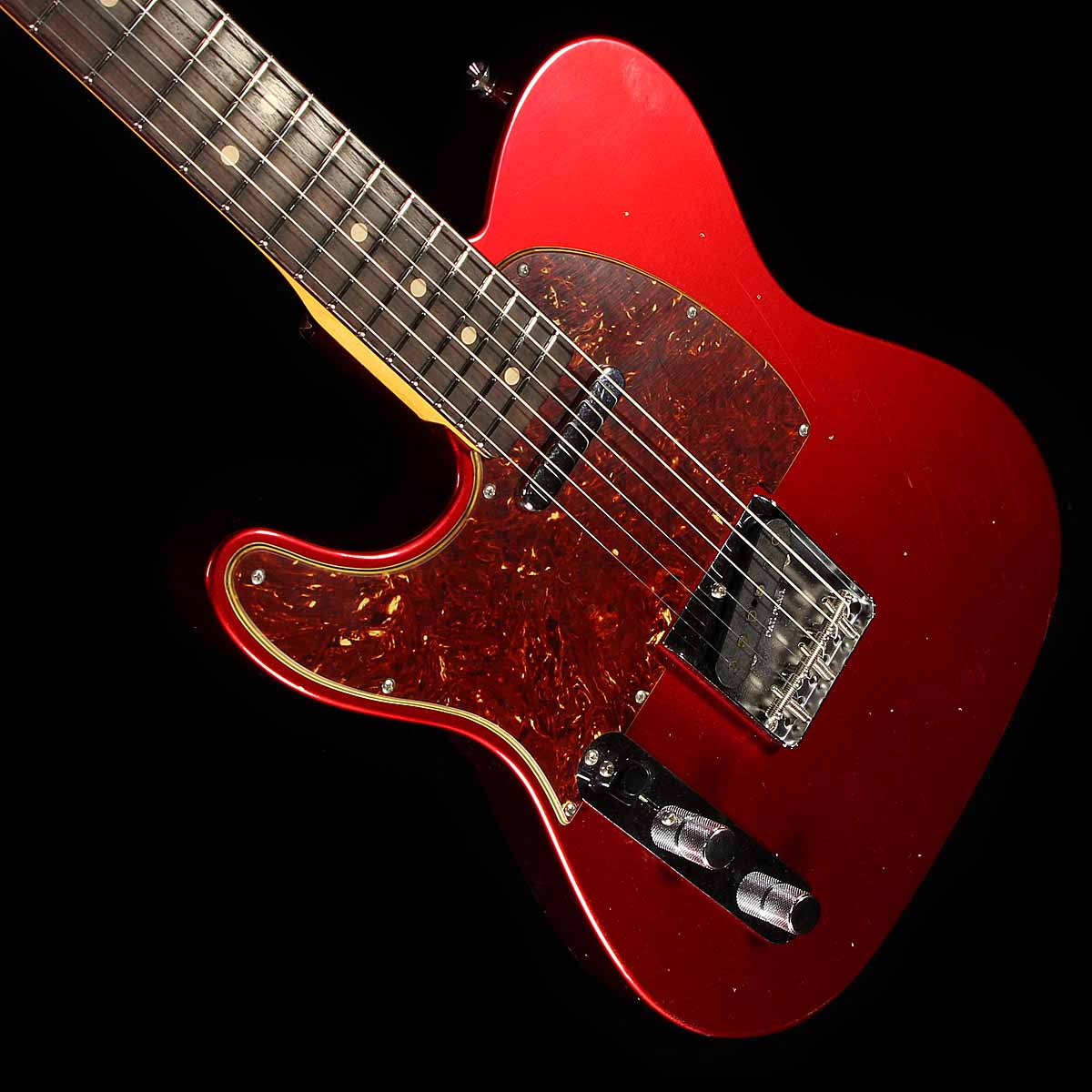 Description 1987年に設立され、最上級モデルを制作するために生まれたフェンダー・カスタム・ショップ（Fender Custom Shop）。マスタービルダーと呼ばれる巨匠達が製作を担当するマスタービルダー・シリーズやその他の多くのシリーズで厳選された木材選び、ピックアップのコイル巻きなど高い製作技術で作り上げられております。フェンダー社の長年の歴史と伝統が注ぎ込まれた世界中のミュージシャンから愛され続けるセクションです。 2022年の冬に行われたウィンター・イベント（商談会）限定による特別なリミテッド・エディション「W25 1963 TELECASTER JOURNEYMAN RELIC」のご紹介です。1962年中期で終えたスラブ貼り指板の次世代となるラウンド貼り指板を採用した1963テレキャスター。そんな1963年仕様を再現しつつ、非常に生産本数の少ないレフトハンド（左利き）仕様、ボディには低～高音域までクセの無いサウンドをアウトプットするアルダー、25.5インチ・スケールのネックには硬めでクリアかつ歯切れの良いクォーターソウン・メイプル、21フレット仕様の指板には倍音豊かで優れたサスティーンを生む、3Aグレードのラウンド貼りロースウッド指板を採用。ネックシェイプは太すぎや細すぎることなく適度な握り応えで多くのプレイヤーに好まれる「'63 Strat style C」、あらゆるプレイスタイルに最適な9.5Rの指板、フレットにはミディアム・ジャンボよりも少し幅が狭く高さのある「Narrow Tall」を採用するなどピッチの安定したスムーズなフィンガリングを可能にいたします。 ピックアップ・システムにはカスタムショップで丁寧にハンドワウンド（手巻き）された「Twisted Single-Coil Tele」を搭載し、ヴィンテージ・テイスト溢れる深みのあるサウンドが特徴的で煌びやかで明るく力強い、抜けの良いホットなサウンドを生み出します。また実用性の高さから3ウェイ・スイッチの配線にはモダン・テレ・ワイアリングを採用し、中音域にフォーカスした太くホットなトーンを提供。さらにトーン部は通常のトーン回路とは異なる『低域と高域を同時にカットする』サーキット「Greasebucket Tone Circuit」を搭載し、トーンを絞った時にクリアな音色を得ることができ、中音域を維持しながらも不必要な低音域を追加することなく、高音域をロールオフしながら幅広いトーン・コントロールを実現いたします。エイジング処理は2015年、新たに加わった「ジャーニーマン・レリック」を施し、この特別な仕上げは、所有者が変わったり、または何年にもわたって受け継がれてきたりしたギターの外観を再現し、家や時折行われるジャムセッションや週末のギグで適度に使用されたような雰囲気をまとっております。手入れの行き届いた、軽いひび割れ、親しみが湧く木材の傷やへこみ、僅かなハードウェアの経年劣化など見事に再現した逸品でございます。そして特徴的なマッチング・ヘッド、ヘッド裏の『LIMITED EDITION』と入ったロゴ・デカール、『LIMITED EDITION』と刻印されたジョイント・プレートなどさり気ない限定感も見逃せません。流通数の少ない稀少なリミテッド・モデルをご体感下さい。 Specification Body Wood: Alder Finish Type: Nitrocellulose Lacquer Neck Dimensions: .850 1st - 1.000 12th Neck Wood: Quartersawn Maple Neck Shape: '63 Strat-style C Fingerboard Wood: AAA Indian Rosewood Fingerboard Radius: 9.5" Fingerboard Inlays: Micarta Dot Frets: 21 6105 Narrow-Tall Scale Length: 25.5" Width at Nut: 1.650" Pickups: 2 Custom Shop Hand-Wound Twisted Single-Coils Controls: Volume, Tone with Greasebucket, 3-Position Switch, Modern Wiring Hardware: Nickel/Chrome Tuners: Vintage-Style with Nickel Buttons Bridge: 3-Saddle Vintage-Style Strings-Through-Body Tele with Threaded Steel Barrel Saddles Pickguard: 4-ply Tortoiseshell Case: Fender Custom Shop Deluxe Black Hardshell