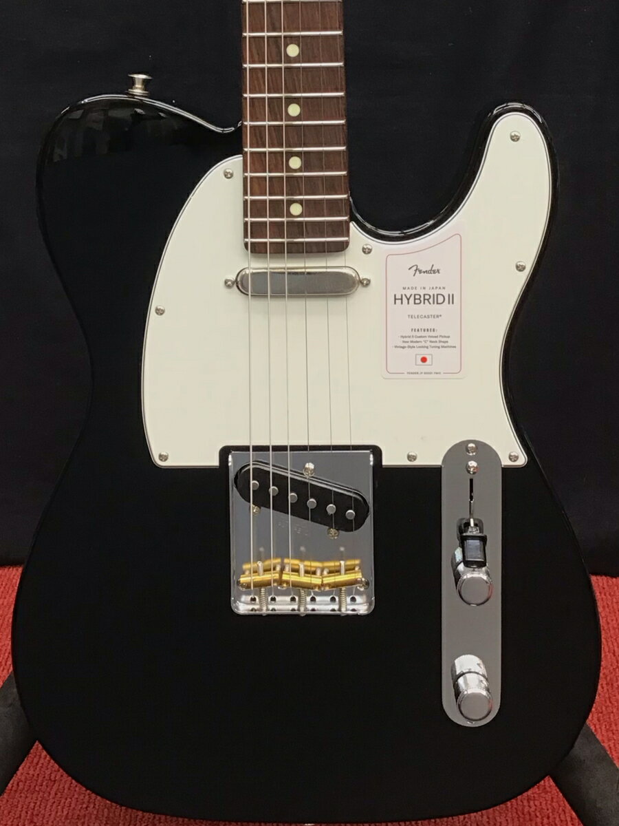 2023年製 Hybrid II Telecaster Made in Japan Hybrid IIは、ヴィンテージなルックスはそのままに、プレイヤーや音楽のジャンルを選ばないオールマイティーなモダンスペックを盛り込んだ、まさに「ハイブリッド」と呼ぶにふさわしいシリーズです。 リズム/リード問わず、どのギタリストやベーシストにもフィットする演奏性と楽器のトーンを兼ね備えた製品を、世界的にファンの多いMade in Japaneで実現しました。 Hybrid II Telecasterは、定評あるアルダーボディに新設計のHybrid II Custom Voiced Single Coilピックアップを装備し、ヴィンテージスタイルのスランテッドブラスサドル仕様のブリッジを搭載。 ヴィンテージロッキングチューナー、サテンフィニッシュのネック、Modern "C"シェイプに9.5インチラジアスの指板とナロートールフレットがスムーズなプレイヤビリティを提供します。 SPEC Series: Made in Japan Hybrid II Body Material: Alder Body Finish: Gloss Polyurethane Neck: Maple， Modern C Neck Finish: Satin Urethane Finish on Back， Gloss Urethane Finish on Front Fingerboard: Maple or Rosewood， 9.5 (241 mm) Frets: 22， Narrow Tall Position Inlays: Black Dot (Maple)， White Dot (Rosewood) Nut (Material/Width): Bone， 1.650 (42 mm) Tuning Machines: Vintage-Style Locking Scale Length: 25.5 (648 mm) Bridge: 3-Saddle Vintage-Style Strings-Through-Body Tele with Slanted Brass Barrel Saddles Pickguard: 3-Ply Black (300， 307， 316， 367)， 3-Ply Eggshell (300， 306， 380)， 3-Ply Mint Green (318) Pickups: Hybrid II Custom Voiced Single Coil Telecaster (Bridge)， Hybrid II Custom Voiced Single Coil Telecaster (Neck) Pickup Switching: 4-Position Blade Position 1. Bridge Pickup Position 2. Bridge and Neck Pickups Position 3. Neck Pickup Controls: Master Volume， Master Tone Control Knobs: Knurled Flat-Top Hardware Finish: Nickel/Chrome Strings: Nickel Plated Steel (.009-.042 Gauges) 付属品：純正ギグバッグ、正規保証書 /_/_/_/♪出荷前調整ご要望承ります♪_/_/_/_/ ギタープラネットではご注文頂いた商品は 新品中古問わず検品・調整してから出荷致します。 弦高など細かなセッティング等、お好みに 合わせて調整も可能ですで、お気兼ねなく お申し付けくださいませ。 /_/_/_/_/_/_/_/_/_/_/_/_/_/_/_/_/_/_/_/_/_/ お問い合わせフリーダイヤル:0120-37-9630