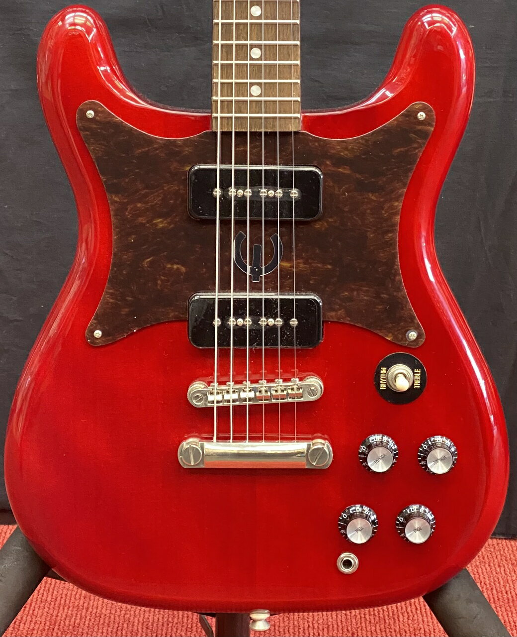 2022年製 正規輸入品 1959年に発売されたEpiphoneオリジナルモデルWilshireが復刻！！ マホガニーのソリッドボディにP-90を搭載!! カラマズーヘッドとEロゴ付きバタフライピックガードなど忠実に当時の仕様を再現。 煌びやかなクリーントーンは勿論、クランチの乾いたサウンド、ドライブサウンド時のミドルの協調されたサウンドなど使いやすい1本です。 限定生産品となりますので、お早目にご注文・お問い合わせ下さい。 SPEC Body Body Shape：Symmetrical Epiphone Wilshire Body Material:Mahogany Neck Material:Mahogany Profile:Medium C Scale Length:24.724" Fingerboard Material:Indian Laurel Fingerboard Radius:12.01" Number Of Frets:22 Frets:Medium Jumbo Nut Material:Graph Tech NuBone Nut Width:1.693" Inlays:Dot Joint:Glued in Hardware Finish:Nickel Tuner Plating:Nickel Bridge:LockTone Tune-O-Matic Tailpiece:LockTone Stop Bar Tuning Machines:Epiphone Deluxe with Ivory buttons Pickguard:Imitation Tortoise with foil "E" TrussRod:Dual Action Truss Rod Cover:3-Ply Epiphone Bullet Control Knobs:Black Top Hats with nickel inserts Switch Tip:Cream Switchwasher:Black with Gold text Control Covers:Black; PVC Strap Buttons:2 - bottom and below heel on body Pickup Covers:Black Soapbar P-90 Electronics Neck Pickup:Epiphone PRO P-90 Soapbar Bridge Pickup:Epiphone PRO P-90 Soapbar Controls:2 Volume, 2 Tone, CTS potentiometers Pickup Selector:3 way toggle Output Jack:1/4" Epiphone 付属品：純正ソフトケース、正規保証書 /_/_/_/♪出荷前調整ご要望承ります♪_/_/_/_/ ギタープラネットではご注文頂いた商品は 新品中古問わず検品・調整してから出荷致します。 弦高など細かなセッティング等、お好みに 合わせて調整も可能ですで、お気兼ねなく お申し付けくださいませ。 /_/_/_/_/_/_/_/_/_/_/_/_/_/_/_/_/_/_/_/_/_/ お問い合わせフリーダイヤル:0120-37-9630