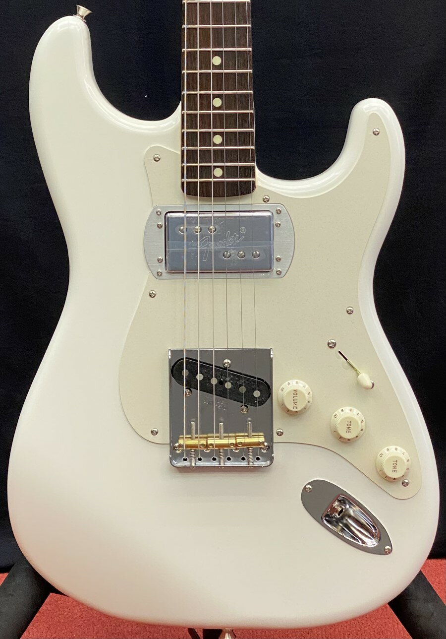 2023年製 Souichiro Yamauchi Stratcaster Custom フジファブリックのボーカル・リードギターである山内総一郎の最新シグネイチャーモデル。 トレードマークのフィエスタレッドのストラトキャスターと共にテレキャスターも愛用する山内が、それぞれの良さを併せ持った理想のギターを具現化するため本モデルが開発されました。 ホワイトのサテンフィニッシュを施したアッシュボディーはセンター部分を残し左右をくり抜いたシンライン構造。オリジナルのアルミ削り出しエスカッションにマウントされたCuNiFe Wide Range Humbuckerと合わせる事で太く温かい音色を生み出します。 また山内がこだわったブリッジポジションには愛用の54年製テレキャスターの仕様を踏襲しつつ、よりパワフルなトーンを求め開発されたCustom Wired Vintage Style Single Coil Teleを搭載。さらにピックアップに弦の振動がよりダイレクトに伝わるテレキャスターのブリッジ構造を重視した山内のリクエストにより、大胆にもテレキャスターのブリッジをストラトキャスターにそのまま取り付けています。 ネックグリップは同じく愛用の54年製テレキャスターを元にし、厚みがありつつもナット幅を狭くする事で快適な握り心地となりました。 さらにバッキングからすぐにリードギターに切り替えるためのアイデアとしてネックピックアップのダイレクトスイッチが搭載されるなどこれまでにないオリジナリティー溢れるギターになっています。 SPEC Body: Semi-Hollow Ash Body Finish: Satin Urethane Neck: Maple, Souichiro Yamauchi “U " Shape Neck Finish: Satin Urethane Fingerboard: Rosewood, 7.25” (184.1 mm) Frets: 21, Narrow Tall Position Inlays: White Dot Nut (Material/Width): Bone, 1.650” (42 mm) Tuning Machines: Pure Vintage Single Line "Fender Deluxe" Scale Length: 25.5” (64.77 mm) Bridge: 3-Saddle Vintage-Style Strings-Through-Body Tele with Brass Barrel Saddles Pickguard: 1-Ply Parchment Pickups: Souichiro Yamauchi Custom Wired Vintage Style Single Coil Tele (Bridge), Wide-Range CuNiFe Humbucking (Neck) Pickup Switching: 3-Position Blade: Position 1. Bridge Pickup, Position 2. Bridge and Neck Pickups, Position 3. Neck Pickup Controls: Master Volume, Master Tone, Direct Switch for Neck Pickup Control Knobs: Parchment Plastic Hardware Finish: Nickel/Chrome Strings: Nickel Plated Steel (.010-.046 Gauges) 付属品：純正ギグバッグ、正規保証書 /_/_/_/♪出荷前調整ご要望承ります♪_/_/_/_/ ギタープラネットではご注文頂いた商品は 新品中古問わず検品・調整してから出荷致します。 弦高など細かなセッティング等、お好みに 合わせて調整も可能ですで、お気兼ねなく お申し付けくださいませ。 /_/_/_/_/_/_/_/_/_/_/_/_/_/_/_/_/_/_/_/_/_/ お問い合わせフリーダイヤル:0120-37-9630
