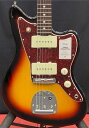 2023年製　Junior Collection Jazzmaster Made in Japan Junior Collection Jazzmasterは従来のFenderのルックスを纏いながら24インチスケール指板を採用した、これから楽器を始めるエントリープレイヤーや若年層への新しい選択肢の一つとなるギターです。 24インチスケール指板がコードを押さえやすさと押弦時の指への負担を軽減し、約94%にスケールダウンしたコンパクトなボディと新しいボディキャビティ設計により軽量化を実現することで、より高い演奏性を提供します。 搭載している新設計のJunior Collection Modified Single Coil Jazzmasterピックアップは、エフェクトとも相性の良い本格的なJazzmasterトーンが得られます。 また、ブリッジには6-Saddle Vintage-Style Adjustable with “Floating” Tremolo Tailpieceを採用し、ジャズマスター系の弱点である弦落ちやチューニングの狂いを軽減。 Spec Body Material: Basswood Body Finish: Gloss or Satin Polyester Neck: Maple, Modern “C” Shape Neck Finish: Satin Urethane Fingerboard: Rosewood or Maple, 9.5” (241 mm) Frets: 22, Narrow Tall Position Inlays: White Dot (Rosewood), Black Dot (Maple) Nut (Material/Width): Bone, 1.650" (42 mm) Tuning Machines: Vintage-Style Scale Length: 24” (610 mm) Bridge: 6-Saddle Vintage-Style Adjustable with “Floating” Tremolo Tailpiece Pickups: Junior Collection Modified Single Coil Jazzmaster Pickup Switching: 3-Position Toggle: Position 1. Bridge Pickup, Position 2. Bridge And Neck Pickups, Position 3. Neck Pickup Controls: Master Volume, Master Tone Control Knobs: Vintage White Plastic Hardware Finish: Nickel/Chrome 付属品：純正ギグバッグ、正規保証書 /_/_/_/♪出荷前調整ご要望承ります♪_/_/_/_/ ギタープラネットではご注文頂いた商品は 新品中古問わず検品・調整してから出荷致します。 弦高など細かなセッティング等、お好みに 合わせて調整も可能ですで、お気兼ねなく お申し付けくださいませ。 /_/_/_/_/_/_/_/_/_/_/_/_/_/_/_/_/_/_/_/_/_/ お問い合わせフリーダイヤル:0120-37-9630