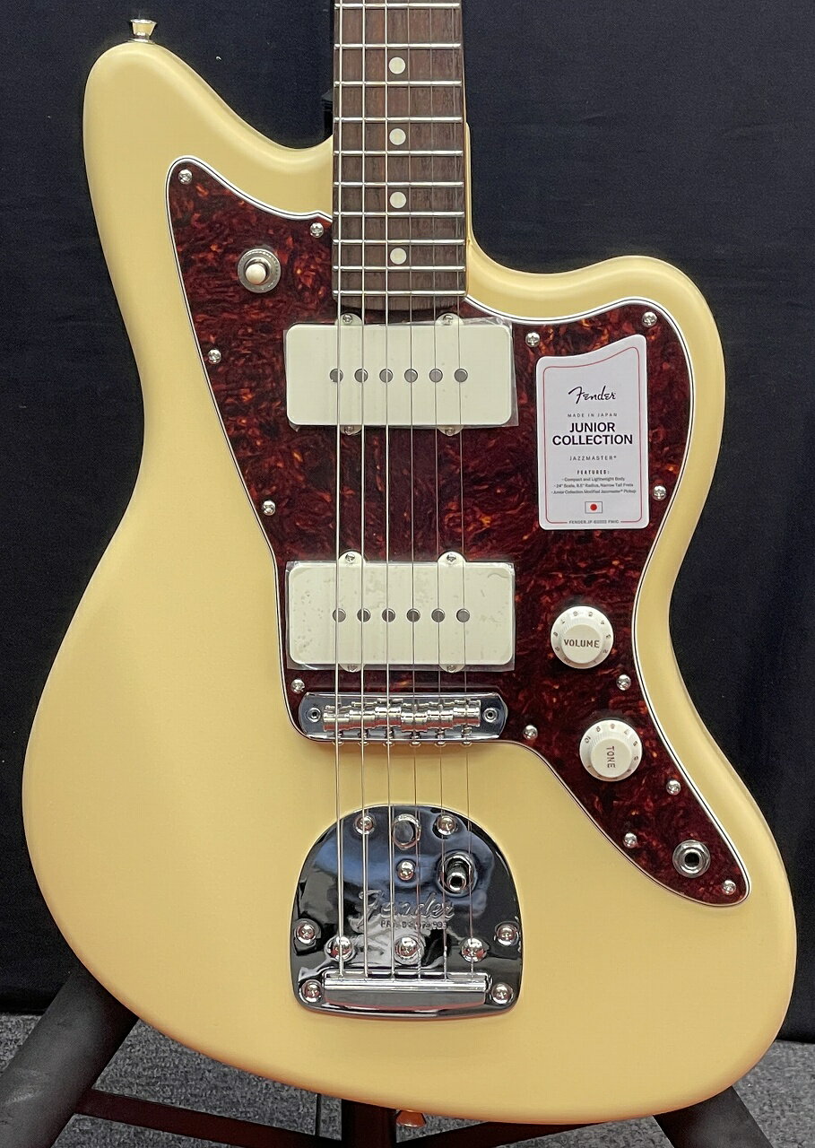 2022年　Junior Collection Made in Japan Junior Collection Jazzmasterは従来のFenderのルックスを纏いながら24インチスケール指板を採用した、これから楽器を始めるエントリープレイヤーや若年層への新しい選択肢の一つとなるギターです。 24インチスケール指板がコードを押さえやすさと押弦時の指への負担を軽減し、約94%にスケールダウンしたコンパクトなボディと新しいボディキャビティ設計により軽量化を実現することで、より高い演奏性を提供します。 搭載している新設計のJunior Collection Modified Single Coil Jazzmasterピックアップは、エフェクトとも相性の良い本格的なJazzmasterトーンが得られます。 また、ブリッジには6-Saddle Vintage-Style Adjustable with “Floating” Tremolo Tailpieceを採用し、ジャズマスター系の弱点である弦落ちやチューニングの狂いを軽減。 Spec Body Material: Basswood Body Finish: Satin Polyester Neck: Maple, Modern “C” Shape Neck Finish: Satin Urethane Fingerboard: Rosewood or Maple, 9.5” (241 mm) Frets: 22, Narrow Tall Position Inlays: White Dot (Rosewood), Black Dot (Maple) Nut (Material/Width): Bone, 1.650" (42 mm) Tuning Machines: Vintage-Style Scale Length: 24” (610 mm) Bridge: 6-Saddle Vintage-Style Adjustable with “Floating” Tremolo Tailpiece Pickups: Junior Collection Modified Single Coil Jazzmaster Pickup Switching: 3-Position Toggle: Position 1. Bridge Pickup, Position 2. Bridge And Neck Pickups, Position 3. Neck Pickup Controls: Master Volume, Master Tone Control Knobs: Vintage White Plastic Hardware Finish: Nickel/Chrome 付属品：純正ソフトケース、正規保証書 ■日本全国への通信販売を承ります。ヤマト運輸、ゆうパック、佐川運輸に対応致します。 ■下取り、銀行振込、代金引換、クレジットカード、ショッピング・ローン等の各種お支払い方法をご利用頂けます。 ■即納可能商品の場合、ご決済完了後2営業日以内を目安に発送致します。（大型アンプは除く。） ■ご決済の完了していないご注文について予告なく在庫状況を更新する場合がございます。予めご了承下さいませ。 ■在庫状況の情報更新は迅速を心掛けておりますが、タイムラグが発生することがございます。また、インターネット・ブラウザのキャッシュによって更新以前の情報が閲覧出来てしまう場合がございます。 /_/_/_/♪出荷前調整ご要望承ります♪_/_/_/_/ ギタープラネットではご注文頂いた商品は 新品中古問わず検品・調整してから出荷致します。 弦高など細かなセッティング等、お好みに 合わせて調整も可能ですで、お気兼ねなく お申し付けくださいませ。 /_/_/_/_/_/_/_/_/_/_/_/_/_/_/_/_/_/_/_/_/_/_ お問い合わせフリーダイヤル:0120-37-9630