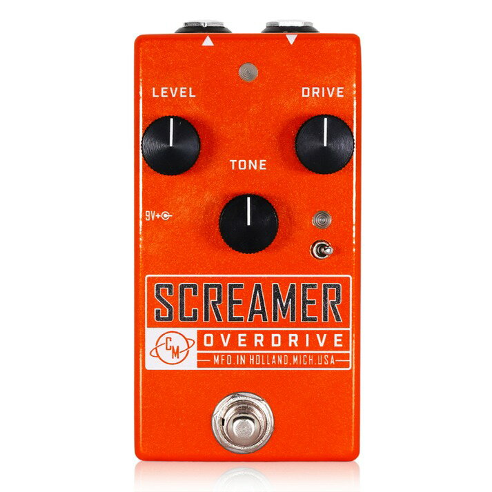 Cusack Musicが初代Screamerを発売してから20年、ScreamerはV3へと進化しました。 V2では様々なクリッピングモードが追加されました。V3では新しい機能はありません。 どういうことでしょうか。 ちょっとした裏話があります。Jon Cusackは、ギターペダルの設計にエンジニアとしてのアプローチを行うという目標を掲げ、Cusack Musicを設立しました。神秘的な考えや過剰な言葉にとらわれることなく、ギタートーンに本当に命を吹き込むためのパーツと回路を備えたペダルを設計したいと考えたのです。そして最初に取り組んだのがScreamerのサーキットでした。 メタルフィルムキャパシターが音色に大きな違いをもたらす、という話がTSスタイルの回路では起こると言われていましたが、それが理解できませんでした。Screamer V1はセラミックキャパシターを用いて作られました。20年経った今、Screamer V3にはメタルフィルムキャパシターが使用されるようになりましたが、サウンドに違いがないことが証明されています。 一方、メタルフィルムキャパシターにはいくつかの利点があります。マイクロフォニック性が低く、温度変化によるパフォーマンスの影響が少なくなります。（とはいえ、一般的に人類がライブを行う温度の範囲は、よほど過酷な状況でない限りセラミックキャパシターの許容範囲内です。） “TS系”と呼ばれるオーバードライブは、ミッドレンジが強かったり、音が濁ってしまい、ミックスの中で上手く前に出て来ないサウンドになってしまうことがあります。一方、伝統的なクラシックオーバードライブトーンが必要であれば、TSスタイルの質感は欠かせません。 Cusack Music Screamer V3は、一般的な“TS”と比較し、約2倍のゲインレンジを確保しました。音に強い粘りがあるクラシックオーバードライブの質感を残し、同時に音色全体の明瞭さを高め、クリアでありながら粘る重厚なトーンを作ることができます。 複雑な和音の1つ1つの粒を逃すこと無く、バンドアンサンブルやミックスの中でも存在感を主張するサウンドとなるよう細部まで丁寧に調整を重ねました。 さらに3タイプのクリッピングオプションを選択し、より広い音色をカバーできます。 ●コントロール Level：音量を調整します。 Tone：音色の明るさを調整します。 Drive：歪みの強さやサステインの長さを調整します。 クリップモードトグルスイッチ：3つのクリッピングオプションを選択できます。左はクラシックなシリコンダイオード、中央はよりラウドなLEDクリッピング（スイッチ横のLEDが光ります）、右はより複雑なトーンのショットキーダイオードです。 ●LED エフェクトON時、LEDが赤に点灯します。バイパス時は初期設定で緑色に点灯します。フットスイッチをLEDが点滅するまで長押しすることで、バイパス時にLEDを消灯させることができます。 また、電池駆動時に電池が消耗しているとペダルのインプット端子にプラグを差し込んだ際にLEDが点滅し、電池の交換時期を伝えます。 Cusack Music Screamer V3は9V電池、またはスタンダードなセンターマイナスDC9Vアダプターで駆動します。動作電流は6mAです。18Vまで安全に動作しますが、内蔵レギュレータにより高電圧でも音色に変化はありません。 お問い合わせ：03-3259-0031 ※当商品は通信販売のみの取り扱いとなっています。店舗でのご確認、ご試奏は出来ませんので予めご了承下さい。