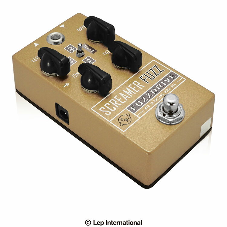 Cusack Music / Screamer Fuzz V3キューザックミュージック / スクリーマーファズブイスリー Cusack Music Screamer Fuzz V3は、“Screamer”のサウンドに加え、 ユニークなファズサウンドを融合させた独自のペダルです。 Screamer Fuzz V2のサウンドをすべて受け継ぎ、 さらに多くの要望のあったローパストーンコントロールを追加しました。 FUZZノブを最小にすれば、“Screamer”のToneノブが12時辺りのサウンドになります。 DRIVEノブを最小にすれば、ザラッとしたファズペダルになります。 この2つのノブを組み合わせ、ファズとオーバードライブをミックスしながら独自のトーンを作り上げていきます。 クリップモードトグルスイッチにより、3つのクリッピングオプションを選択することも出来ます。 ●Cusack Screamer “TS系”と呼ばれるオーバードライブは、ミッドレンジが強かったり、音が濁ってしまい、 ミックスの中で上手く前に出て来ないサウンドになってしまうことがあります。 一方、伝統的なクラシックオーバードライブトーンが必要であれば、TSスタイルの質感は欠かせません。 Cusack Music Screamer は、一般的な“TS”と比較し、約2倍のゲインレンジを確保しました。 音に強い粘りがあるクラシックオーバードライブの質感を残し、同時に音色全体の明瞭さを高め、 クリアでありながら粘る重厚なトーンを作ることができます。 複雑な和音の1つ1つの粒を逃すこと無く、バンドアンサンブルやミックスの中でも存在感を主張する サウンドとなるよう細部まで丁寧に調整を重ねました。 ●Screamer Fuzz そしてScreamer Fuzzは、Screamerにファズを加えることでオーバードライブに軽いエッジを加えたり、 ファズサウンドにオーバードライブの太さを加えることができます。 多くのサウンドを生み出すことができるので、このペダルはつまり、理想の音色へのチケットとなるかもしれません。 ●コントロール LEVEL：全体の音量を調整します。 FUZZ：反時計回り最小の設定でファズはかからず、そこから時計回りに回すことで 壊れたOp-Ampのような独特のファズサウンドを作ります。 DRIVE：反時計回り最小の設定では歪みがかからず、そこから時計回りに回すことで オーバードライブのゲインが上がります。 最大でクラシックオーバードライブの2倍程度のゲインとなります。 TONE：音色のバランスを調整します。 クリップモードトグルスイッチ：スタンダード、クラッシュ、オープン、 3つのクリッピングオプションを選択できます。 非対称LEDのモードではスイッチの隣りにあるクリップLEDがクリッピングの状態を表示します。 下から順にシリコン、非対称LED、ショットキークリッピングとなります。 フットスイッチはクリックレスで、機械式スイッチが原因のスイッチングノイズとは無縁に。 もちろんトゥルーバイパスです。 ●LED エフェクトON時、LEDが赤に点灯します。バイパス時は初期設定で緑色に点灯します。 フットスイッチをLEDが点滅するまで長押しすることで、バイパス時にLEDを消灯させることができます。 また、電池駆動時に電池が消耗しているとペダルのインプット端子にプラグを差し込んだ際にLEDが点滅し、 電池の交換時期を伝えます。 Cusack Music Screamer Fuzz V3は9V電池、 またはスタンダードなセンターマイナスDC9Vアダプターで駆動します。 動作電流は7mAです。 インプット端子が電源を兼ねています。電池を入れている時、 ご使用にならない間はインプット端子からプラグを抜いておいて下さい。 また、長期間の保管をされる場合は電池を抜いておいて下さい。 種類：オーバードライブ、ファズ アダプター：9Vセンターマイナス 電池駆動：9V電池 コントロール：LEVEL、DRIVE、FUZZ、TONE、クリップスイッチ お問い合わせフリーダイヤル:0120-37-9630