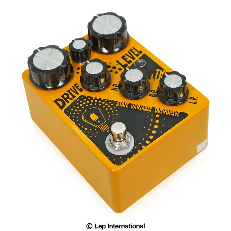 Hungry Robot Pedals / The Lumenハングリーロボットペダルズ / ザルーメン Hungry Robot Pedals The Lumenは、 FETベースのオーバードライブペダルです。 そこに多彩なフィルターを組み合わせ、 自在に音色を作り上げることができます。 The Lumen内部にはシンセサイザーの 世界で一般的なフィルタの一種であるアクティブな ステートバリアブルフィルターがあります。 このフィルターは多くのオーバードライブペダルに使われる パッシブのトーンスタックよりも明確で存在感がある音色を作ります。 The Lumenのフィルターはローパス、バンドパス、 ハイパスの3つで構成されています。 The Lumenは、ダイオードクリッピングを使用しない オーバードライブの開発から始まりました。 一般的なオーバードライブではクリッピングセクションを 通すことで歪みを生み出します。 The LumenはFETゲインステージを直列で接続して 自然なアプローチにより歪みを作ることを選びました。 これにより有機的で真空管のような飽和感を持つサウンドを作ります。 さらにクリーンブレンドにより、 音色をさらにナチュラルにすることができます。 ●コントロール ・DRIVE：最初のFETゲインステージのレベルを調整します。 ノブを動かすとパチパチと音が出ますが、回路構成上の仕様です。 ・CLEAN：クリーントーンをブレンドします。 12時位置でクリーンシグナルはユニティとなり、 それ以上はクリーンシグナルもブーストされます。 ・LEVEL：ドライブシグナルの音量を調整します。 ・HP：ハイパスフィルターのレベルを調整します。 ・BP：バンドパスフィルターのレベルを調整します。 ・LP：ローパスフィルターのレベルを調整します。 ●スペック 駆動：センターマイナスDC9V（電池はお使いになれません） スイッチング：トゥルーバイパス 種類：オーバードライブ アダプター：9Vセンターマイナス 電池駆動：- コントロール：DRIVE、LEVEL、CLEAN、HP、BP、LP お問い合わせフリーダイヤル:0120-37-9630