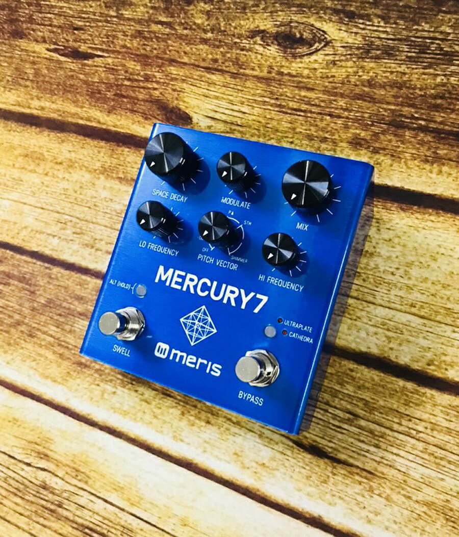 WE LIVE IN AN AMBIENT WORLD... Mercury7のリバーブサウンドは、繋げたギターやシンセサイザーの サウンドを壮大なサウンドの世界へといざないます。 1982年のBladerunnerのフィルムトラックにインスパイアされた リバーブサウンドはモジュレーション、ピッチベクター、 アンビエントスウェル等様々な機能を搭載。 ギターペダルとしての扱いやすさを考慮しつつ、 シンプルにデザインされています。 また、Intra-tank（チェンバー）で反射されたサウンドを模しつつ、 ピッチ調整が可能なPitch Vector機能は、 リバーブサウンドに更なる彩を加えます。 High Headroom... ギターペダルをシンセサイザーに接続する手法は一般的なものですが、 出力レベルの高いシンセサイザーでは、クリッピングが発生してしまいます。 Merisのペダルは+12.5dBuという高い入力レベルを持っており、 様々なレベルの入力にも対応出来る懐の深さを持っています。 また、-115dBという低いフロアノイズも合わさり、 リバーブテイルのニュアンスまで余すことなく再現します。 【 製品特徴 】 ・Wet/Dryミックスはデジタルコントロールされたアナログ回路 ・高域、低域のダンピング・コントロール ・オート・スウェル機能（フットスイッチでコントロール可能） ・ステレオ入出力 ・トゥルーバイパス、バッファードバイパスの選択 ・入出力レベルはインストレベル・シンセ/ラインレベルで選択可能 ・エクスプレッションペダルを用いた全てのパラメーターのコントロール ・Preset Switch、MIDIを用いたプリセット保存機能 ・Expジャックを介したMIDI入出力（TRS） ・外部タップテンポ接続可能 ・24bit AD/DA、32bit floatの高度なDSP処理能力 ・JFETを用いた高品質な入力セクション ・Designed and built in Los Angeles, California U.S.A. お問い合わせフリーダイヤル:0120-37-9630