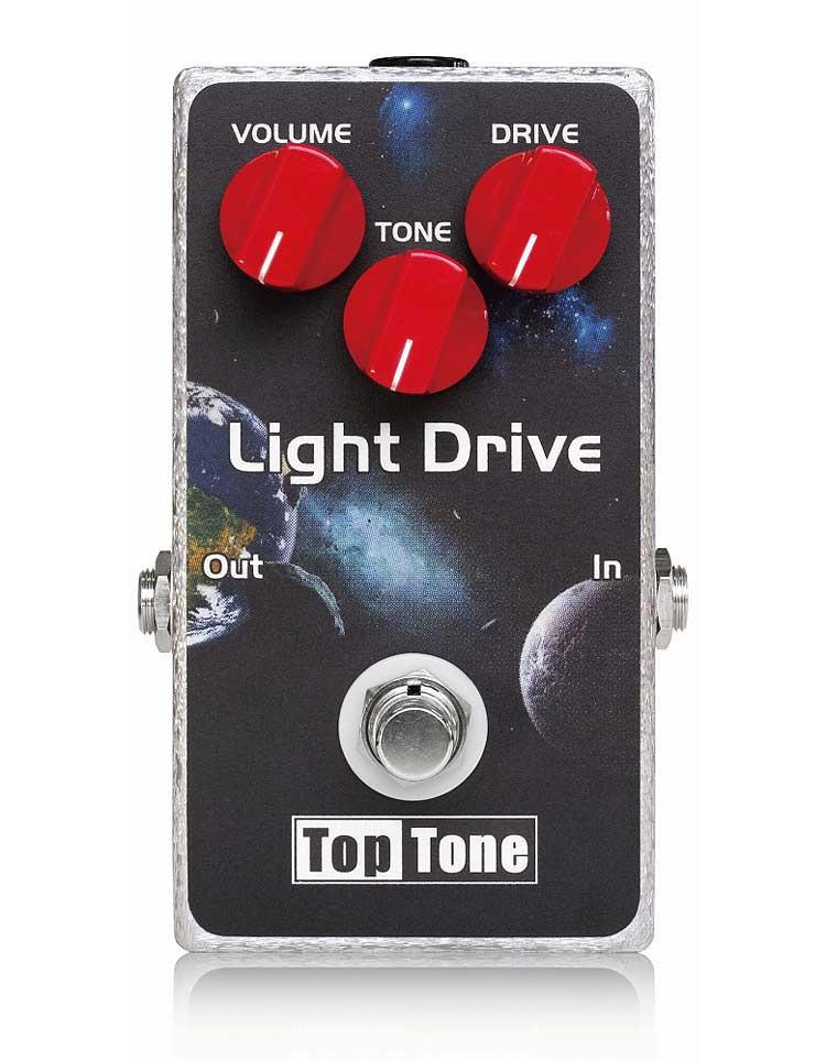 Toptone / Light Drive 「音にこだわるプレイヤーのために」 Light Driveは、オーバードライブペダルにチューブアンプライクな 暖かみとナチュラルな飽和感、豊かな倍音成分、 そして明瞭な音の分離感を求めるギタリストのために開発されました。 Light Driveは、軽く歪ませたアンプをプッシュする ペダルとしてはもちろんのこと、クリーンアンプに接続してナチュラルな オーバードライブを得るような使い方や、 ほとんど歪ませずにリッチなサウンドを作り出す ブーストペダルとしても使うことができます。 強く歪ませてもギターのヴォリュームコントロールに対して高い反応を示し、 音色のキャラクターを一切失うことなく、 歪みの飽和感だけを自在にコントロールすることができます。 Technical Information シグナルロスを最小限に抑えるトゥルーバイパススイッチング 抜群の耐久性を誇るアルミニウムボックス 省消費で音色への影響が最小限な高輝度LED 全てのパーツを手作業で選別/テスト後に組み込み 製作工程は全て手作業 2.1mmセンターマイナス（BOSSスタイル）のアダプタに対応 サイズは40x66x122mm お問い合わせフリーダイヤル:0120-37-9630