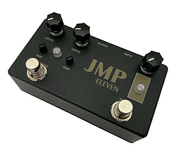 Lovepedal JMP Elevenはヒット作Amp ElevenのOverdrive側の サウンドをMarshall JMPを彷彿とさせるサウンドに 改良チューンアップされたモデルとなります。 OD（左）とCOT側（右）の2つのセクションは個別にオン・オフすることが可能。 単独のセクションだけでも、また両方をオンすることにより ブースト音量アップしますのでギターソロに最適です。 COTセクションはギターのボリュームやピッキングに繊細に反応しますので ニュアンスを出したプレイにマッチします。 仕様 電源: DC 9V 内蔵バッテリー・電源アダプター(センターマイナス) サイズ: 121(W) x 67(D) x 55(H)cm ※ノブの高さを含む。 重量: 322g 付属品: 箱・保証書 お問い合わせフリーダイヤル:0120-37-9630