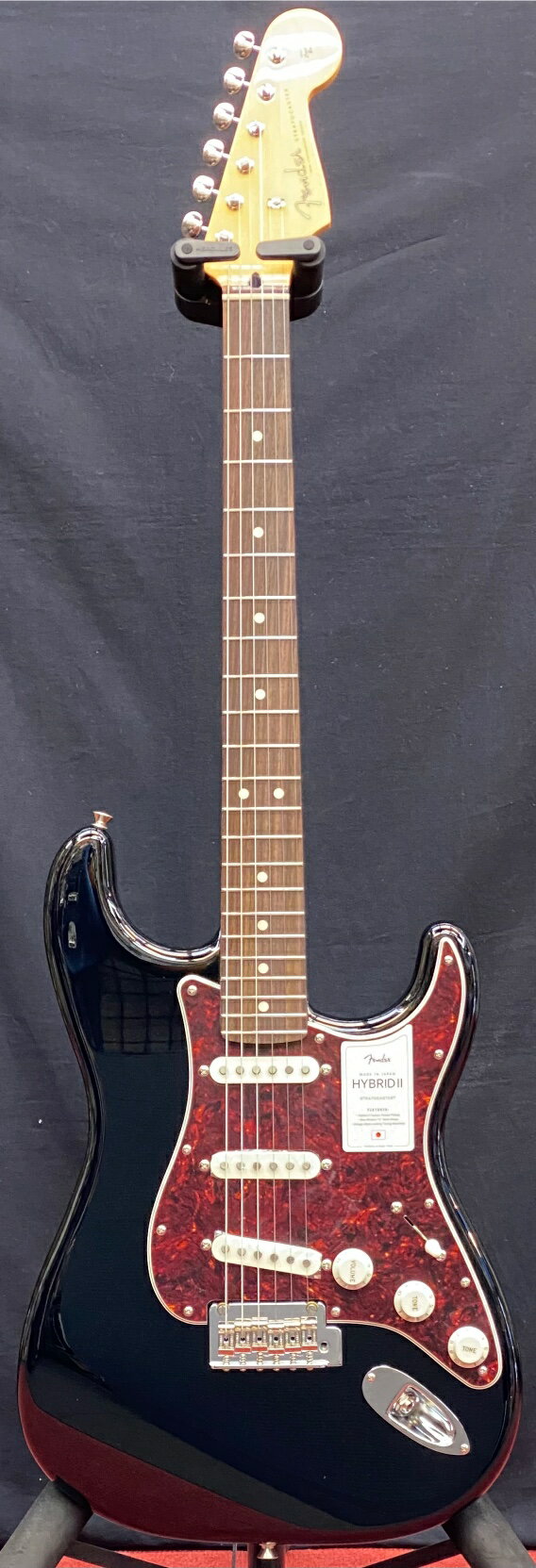 2023年製 Hybrid II Stratcaster Made in Japan Hybrid IIは、ヴィンテージなルックスはそのままに、プレイヤーや音楽のジャンルを選ばないオールマイティーなモダンスペックを盛り込んだ、まさに「ハイブリッド」と呼ぶにふさわしいシリーズです。 リズム/リード問わず、どのギタリストやベーシストにもフィットする演奏性と楽器のトーンを兼ね備えた製品を、世界的にファンの多いMade in Japaneで実現しました。 Hybrid II Stratocasterは、定評あるアルダーボディに新設計のHybrid II Custom Voiced Single Coilピックアップを装備し、ヴィンテージスタイルサドル付きの2点支持トレモロシステムを搭載。 ヴィンテージロッキングチューナー、Modern "C"シェイプにサテンフィニッシュのネック、9.5インチラジアスの指板とナロートールフレットがスムーズなプレイヤビリティを提供します。 SPEC Body Material: Alder Body Finish: Gloss Polyurethane Neck: Maple, Modern “C” Neck Finish: Satin Urethane Finish on Back, Gloss Urethane Finish on Front Fingerboard: Rosewood, 9.5” (241 mm) Frets: 22, Narrow Tall Position Inlays: White Dot Nut (Material/Width): Bone, 1.650” (42 mm) Tuning Machines: Vintage-Style Locking Scale Length: 25.5” (648 mm) Bridge: 2-Point Synchronized Tremolo with Vintage-Style Stamped Steel Saddles Pickups: Hybrid II Custom Voiced Single Coil Stratocaster (Bridge), Hybrid II Custom Voiced Single Coil Stratocaster (Middle), Hybrid II Custom Voiced Single Coil Stratocaster (Neck) Pickup Switching: 5-Position Blade: Position 1. Bridge Pickup, Position 2. Bridge and Middle Pickup, Position 3. Middle Pickup, Position 4. Middle and Neck Pickup, Position 5. Neck Pickup Controls: Master Volume, Tone 1. (Neck Pickup), Tone 2. (Bridge/Middle Pickup) Control Knobs: Eggshell Hardware Finish: Nickel/Chrome Strings: Nickel Plated Steel (.009-.042 Gauges) 付属品：純正ギグバッグ、正規保証書 /_/_/_/♪出荷前調整ご要望承ります♪_/_/_/_/ ギタープラネットではご注文頂いた商品は 新品中古問わず検品・調整してから出荷致します。 弦高など細かなセッティング等、お好みに 合わせて調整も可能ですで、お気兼ねなく お申し付けくださいませ。 /_/_/_/_/_/_/_/_/_/_/_/_/_/_/_/_/_/_/_/_/_/ お問い合わせフリーダイヤル:0120-37-9630　