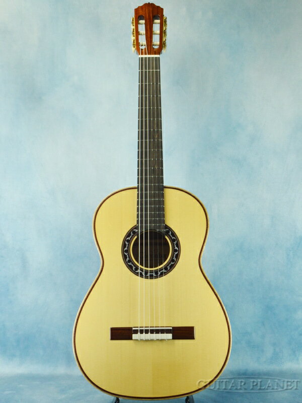 1997年に設立されたコルドバは、近代的な設計と、かつてのマスタールシアーの職人技をブレンドし、 ナイロン弦ギターを更なる進化へと導くことを目指しています。 すべてのコルドバ製品は、軽量で応答性に優れたスパニッシュスタイルの伝統を受け継ぎ、 アコースティック楽器が持つ本質的な美しさと誠実さを大切に製作されています。 1890年代から1930年代まで活躍した、20世紀を代表するスペインの偉大なルシアーの一人 ドミンゴ・エステソのギターを徹底的に研究して作られたLuthier Select Estesoは、 彼のギターが生み出す軽量でレスポンスの良いボリューム感を再現したモデルです。 繊細なハンドメイドスプルースブレイシングと高品質のヨーロピアンスプルーストップにより、 エステソ作品の代名詞とも言える完璧なフルトーンを再現。 ソリッドパーフェローのバック＆サイドはローズウッドのような音色をもち、 より軽量で美しい音色を実現しています。 フレイムメイプルバインディングとマザーオブパールのインレイを施したユニークなロゼッタが 美しい見た目を演出。 また、振動を妨げずに保護するために、極薄のポリウレタンフィニッシュを採用。 歴史に名を残す一流のルシアーのサウンドと演奏性をきっとお楽しみいただけるモデルです。 Spec トップ材：ソリッドヨーロピアンスプルース トップブレイシングパターン：1931 Esteso 5 Fan サウンドホール径：84mm ロゼッタ：Pearloid Esteso Design トップパフリング：Maple and Black Rope Pattern トップバインディング：フレイムメイプル サイド材：ソリッドパーフェロー バック材：ソリッドパーフェロー ネック材：マホガニー スケール：648mm ネックシェイプ：C Shape ナット幅：52mm トラスロッド：デュアルアクション トラスロッドレンチ：4mm六角 フィンガーボード材：エボニー フレット数：19 ブリッジ材：パーフェロー サドル材：Bone ハードウエアフィニッシュ：Gold ナット材：Bone 糸巻き：Cordoba Master Series Matte Gold with Ivoroid Buttons 付属品：純正ハードケース、正規保証書 /_/_/_/♪出荷前調整ご要望承ります♪_/_/_/_/ ギタープラネットではご注文頂いた商品は 新品中古問わず検品・調整してから出荷致します。 弦高など細かなセッティング等、お好みに 合わせて調整も可能ですで、お気兼ねなく お申し付けくださいませ。 /_/_/_/_/_/_/_/_/_/_/_/_/_/_/_/_/_/_/_/_/_/_ お問い合わせフリーダイヤル：0120-37-9630