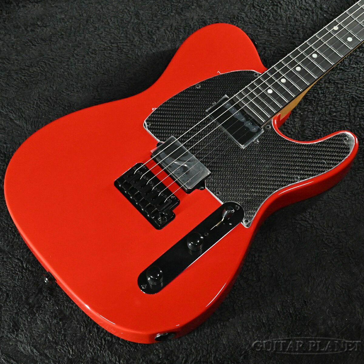 Suhr Andy Wood Signature 10th Anniversary Modern T -Rosso Corsa-が入荷しました！ 2025年製 正規輸入品 ハイエンドギターの頂点に君臨する「Suhr Guitar」 徹底された品質管理と最新技術を駆使した工場にて製造されるクオリティと、 ジョン・サー氏によって緻密に計算し尽くされたサウンドは、 プロアマ問わず世界中のギタリストの愛用に裏付けられた高い評価を得ております。 この度入荷致しましたのはアメリカのギタリスト「アンディ・ウッド」氏とSuhrのリレーションによって生まれたModern Tの10周年を記念して制作されたアニバーサリーシグネイチャーモデル「Andy Wood Signature 10th Anniversary Modern T」です。 テレキャスタースタイルのボディに24フレットを合わせるユニークな「Modern T」は彼のために試作されたモデルでアイコンギターとして知られておりますが、 こちらのアニバーサリーモデルは○ェラーリのRosso Corsaをイメージした鮮烈なカラーリング、 モータースポーツスピリットを感じつカーボンファイバーピックガード、 エボニー指板、ブラックハードウェア、通常販売されていないブラックカバーのWoodbuckerなど、 カーフリークにはたまらない鮮烈なルックスが印象的な一本です。 パワフルで音抜けの良いスワンプアッシュボディに、黒々としたエボニー指板のローステッドメイプルネックのウッドマテリアル。 ネックはModern Eliptical .780ー.830を採用しております。 ポジション感での厚みの差が少なく、頂点を削り落とした楕円系のグリップでテクニカルなプレイに最適なネックシェイプで、 通常のModernよりも薄いテクニカルなプレイにぴったりなグリップです。 また、16”Rのフラットな指板ラディアス、素早い音の立ち上がりを持ち耐摩耗性に優れたステンレスジャンボフレット、 テレキャスターシェイプながら24フレットを採用したネックはヒールレスジョイントでハイポジションへのアクセスに優れ、 全てのポジションでストレスのない滑らかなプレイが可能な高い演奏性を獲得しています。 ピックアップはHHレイアウトでWoodbuckerをセットでマウント。 Andy Woodシグネイチャーとして開発されたピックアップで特殊なコイルパターンとあるニコIIマグネットの採用によって、 温かみを持ちながらキレのある抜けるサウンドを実現しています。 コントロールはボリューム、トーンに加えて2ハムバッカーながらウェイセレクターを採用しており下記配列となっております。 フロントHB -フロントTap - HBミックス - Tap ミックス - リアHB また、トーンノブにリアピックアップに作用するパラレルスイッチを備えており、 煌びやかなクリーントーンから激しいドライブサウンドまで、幅広いジャンルでお使いいただけるマルチロールな一本に仕上がっております。 トレモロユニットはSuhrオリジナルの2ーPost Tremoloをアームアップに対応するリセスマウントで搭載しております。 Suhrロッキングチューナーとの組み合わせでチューニングの安定を保ちながら変幻自在のアームプレイを可能としております。 Andy WoodとModern Tの10周年の絆を記念するアニバーサリーモデル！ 日本国内待望の初入荷となりますのでぜひこの機会にご検討くださいませ！ Spec Model : Andy Wood Signature 10th Anniversary Modern T Body Wood :　2-Piece Swamp Ash Neck Wood : Roasted Maple with Ebony Neck Back Shapes : Modern Eliptical .780″-.830″,16"R Frets : Jumbo SS Neck Pickup : Woodbucker (Black Cover) Bridge Pickup : Woodbucker (Black Cover) Contorol : Volume,Tone(Pull to Bridge HB Parallel),5-Way Color : Rosso Corsa Case : Travel Pro Gig Bag String Gauge : .010-.046 Weight : 3.59kg ※当店はSuhr Guitars正規輸入販売店でございます。 ■日本全国への通信販売を承ります。ヤマト運輸、佐川運輸に対応致します。 ■即納可能商品の場合、ご決済完了後2営業日以内を目安に発送致します。（大型アンプは除く。） ■在庫状況の情報更新は迅速を心掛けておりますが、タイムラグが発生することがございます。また、インターネット・ブラウザのキャッシュによって更新以前の情報が閲覧出来てしまう場合がございます。