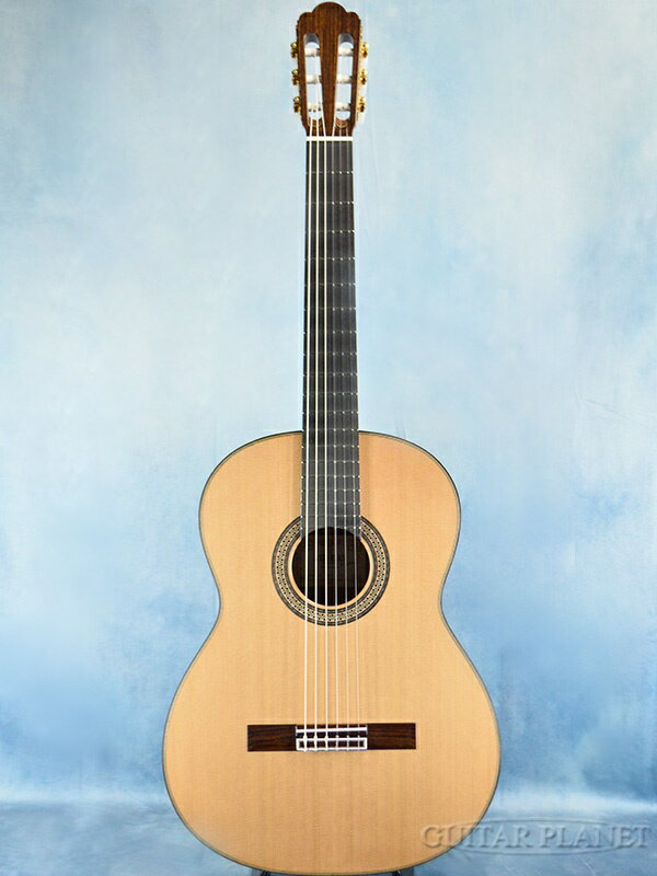 初心者クラスを卒業された方のために、あえてこの価格帯で製作されています。 豊かな響きと音質は、さらに上のクラスを目指す人の実力を十二分に発揮させます。 熱心に練習された方へ、アストリアスワークショップの職人からのプレゼント価格品ともいえる逸品です。 表板：杉単板 横板：インディアンローズウッド 裏板：インディアンローズウッド ナット幅：52mm 弦長：650mm 塗装：ウレタン仕上げ ケース：ケース別売り 付属品： 正規保証書 /_/_/_/♪出荷前調整ご要望承ります♪_/_/_/_/ ギタープラネットではご注文頂いた商品は 新品中古問わず検品・調整してから出荷致します。 弦高など細かなセッティング等、お好みに 合わせて調整も可能ですで、お気兼ねなく お申し付けくださいませ。 /_/_/_/_/_/_/_/_/_/_/_/_/_/_/_/_/_/_/_/_/_/_ お問い合わせフリーダイヤル：0120-37-9630　