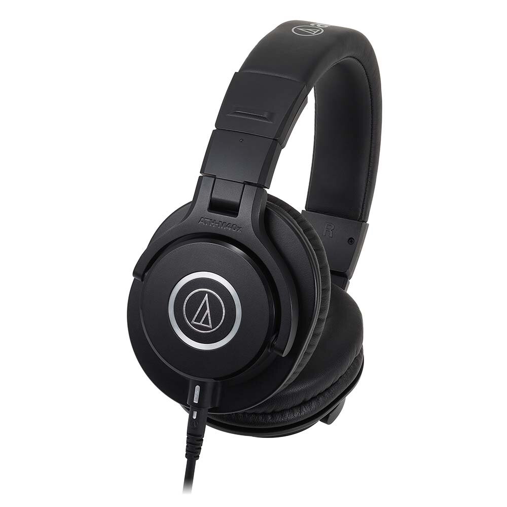 全帯域で色付けのない原音に忠実な再生音。正確なモニタリングを実現するモニターヘッドホン。 ・全周波数帯域で正確なモニタリングが行なえる新開発の強磁力φ40mmCCAWボイスコイルドライバーを搭載。 ・遮音性を高める楕円形状のイヤカップを採用し長時間使用でも快適なモニタリング。 ・片耳モニタリングが可能な90度の反転モニター機構。 　ヘッドホンを首から掛けてモニタリングする際に便利な前方90度/後方15度の反転モニター機構を採用しました。 ・新採用のイヤパッド、ヘッドパッド素材で高耐久性を実現。 ・メンテナンスが手軽に行なえる着脱コード(バヨネット式ロック機構)を採用。 ・利用シーンに合わせて選べる2本の着脱コードを付属。(1.2mカールコード、3.0mストレートコード) ・持ち運びに便利な折りたたみ機構。 ・スタジオレコーディングやミキシングに最適。 　モニターヘッドホンならではの広帯域でフラットな特性で解像度の高いモニタリングを実現します。 型式：密閉ダイナミック型 ドライバー：φ40mm、CCAWボイスコイル 出力音圧レベル：98dB/mW 再生周波数帯域：15～24,000Hz 最大入力：1,600mW インピーダンス：35Ω 質量(コード除く)：240g プラグ：φ6.3mm標準/φ3.5mmミニ 金メッキステレオ2ウェイ コード：OFCリッツ線1.2mカールコード(伸長時約3m)、OFCリッツ線3.0mストレートコード 付属品：ポーチ、カールコード(着脱式)：片出し1.2m、ストレートコード(着脱式)：片出し3.0m お問い合わせフリーダイヤル:0120-37-9630　