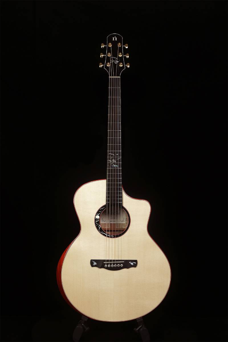 ナターシャ・ギターを代表するオリジナルのジャンボカッタウェイ形状を持ったJCシリーズ。伝統的なボディより持ちやすく、それでいて低音のガッツもあるバランスのよいサウンド。細部まで考え抜かれたデザインにより抜群のプレイアビリティが特長です。 バック＆サイドにスポルテッド・メイプルの単板を使用。スポルテッド・メイプルはその独特の杢目が人気ですが、素材としては極めてレアであり、割れも発生しやすいため取扱いが難しく、アコースティックの単板として使用できる材は非常に限られています。メイプルならではの明るい音色が特徴で、フィンガーピッカーのスピーディーでダイナミックな演奏に確実に応えるモデルです。 ■Body Shape：Jumbo Cutaway ■Total Length：41″ ■Top：Solid European Spruce ■Back & Sides：Solid Spalted Maple ■Fingerboard：African Ebony , 380R ■Neck：5-piece Mahogany ■Nut width：43mm ■Scale：650mm ■Bridge：African Ebony ■Rosette：Abalone Seashell & Ebony ■Body Binding：Flocculent Redwood ■Nut & Saddle：Select Camel Bone ■Bridge Pins：Bone ■Finish：Gloss ■Tuners：Natasha (1:18) ■Fingerboard Inlay：White Seashell /_/_/_/♪出荷前調整ご要望承ります♪_/_/_/_/ ギタープラネットではご注文頂いた商品は 新品中古問わず検品・調整してから出荷致します。 弦高など細かなセッティング等、お好みに 合わせて調整も可能ですで、お気兼ねなく お申し付けくださいませ。 /_/_/_/_/_/_/_/_/_/_/_/_/_/_/_/_/_/_/_/_/_/ ※当商品は通信販売に限りご用意が可能でございます。実店舗での実機確認・試奏はお受け出来ませんので予めご了承ください。 お問い合わせ：03-3259-0031
