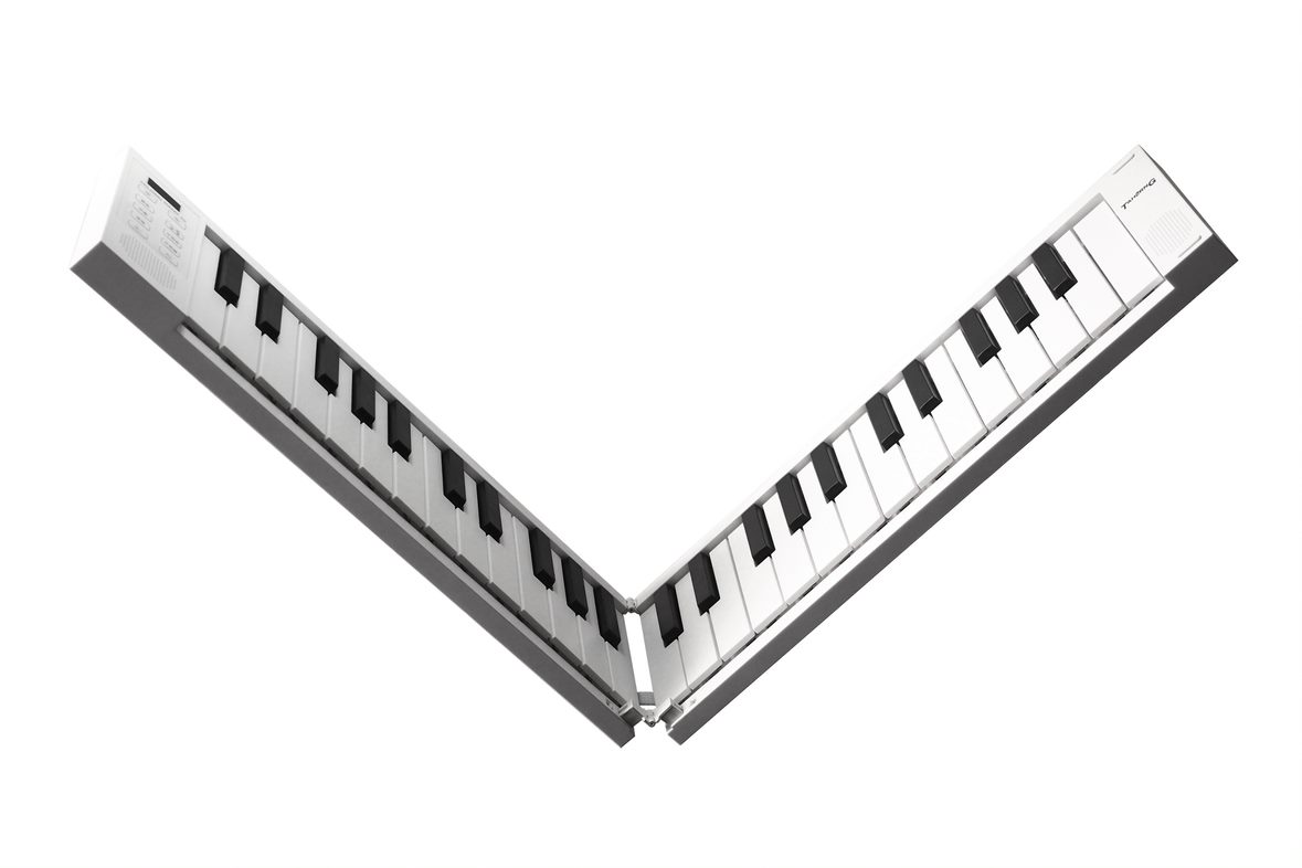 折りたたみ式電子ピアノ・オリピア 折りたたみ式電子ピアノ・オリピア49・フルサイズ49鍵盤 幅60cmのテーブルで本格的ピアノ演奏・フルサイズ49鍵折りたたみ式 電子ピアノ/MIDIキーボード・ORIPIA49 発売以来画期的な本格的な電子ピアノとしてテレビをはじめ メディアで話題となっている折りたたみ式電子ピアノ・オリピア88にさらに コンパクトで使いやすい49鍵がラインナップに加わりました。 フルサイズの鍵盤、充電式、ステレオスピーカーなどの仕様はそのままに 二つ折りでコンパクトに収納可能、重さはわずか1kg。 幅60cmのテーブルで本格的なピアノ演奏が楽しめます。 もちろんMIDI音源としても使用でき、DTMの入力用MIDIキーボードとしてもお使いいただけます。 音源にはGM対応のピアノ、シンセサイザー、オルガン、バイオリン、 サックス、オーケーストラをはじめ128音色を搭載。 付属のサスティンペダルを使用すれば、 本格的なピアノ演奏を実現することができ、 ピアノ以外にも様々な音色を奏でることができます。 また、メトロノーム機能や128種類にも及ぶ自動伴奏機能 （リズム演奏機能）も搭載しており、 アンサンブルから音楽教育現場での使用など、 様々なシチュエーションで活用することが可能です。 電源は充電式でパソコンや携帯用充電器で簡単に充電して 手軽にどこでもお使いいただけます。 3桁のLED表示、シンプルなボタン（英語表示）で簡単操作 フルサイズの鍵盤です。 左右に2つのスピーカーを装備、さらにヘッドホン端子付で練習に便利。 ヘッドホン端子・USB端子・電源スイッチ・サスティーンペダル端子 ＊ヘッドホンを使えば、深夜や外出先、喫茶店でだって練習できます。 ＊ヘッドホン端子は外部出力としても使用可能。 大きなスピーカーに接続すれば本格的なピアノサウンド。 レコーディングにも使用できます。 ＊収納も簡単、本棚、引出、キッチンキャビネットにだってフィット！ ＊仕様 ●49鍵標準サイズ鍵盤 ●GM対応の128音色切り換え ●トランスポーズ（転調）機能、オクターブ機能±2 ●自動伴奏（リズム）機能（Pop、Rock、Salsa、Danceなど128種類） ●デモソング30曲 ●テンポ調整機能 ●メトロノーム機能 ●ヘッドホン/外部出力端子装備 ●3桁LEDディスプレイ搭載 ●ステレオスピーカー:2W x 2 ●電源　USB 5V 充電（携帯の充電器で充電可能） ●寸法・重量 ：39.0×12.6×4.5 cm ・1.kg (折りたたみ時) ：77.5×12.6×2.1 cm (演奏時) ●付属品・サスティンペダル、USBケーブル、日本語取扱説明書、オリジナルトートバッグ お問い合わせフリーダイヤル:0120-37-9630