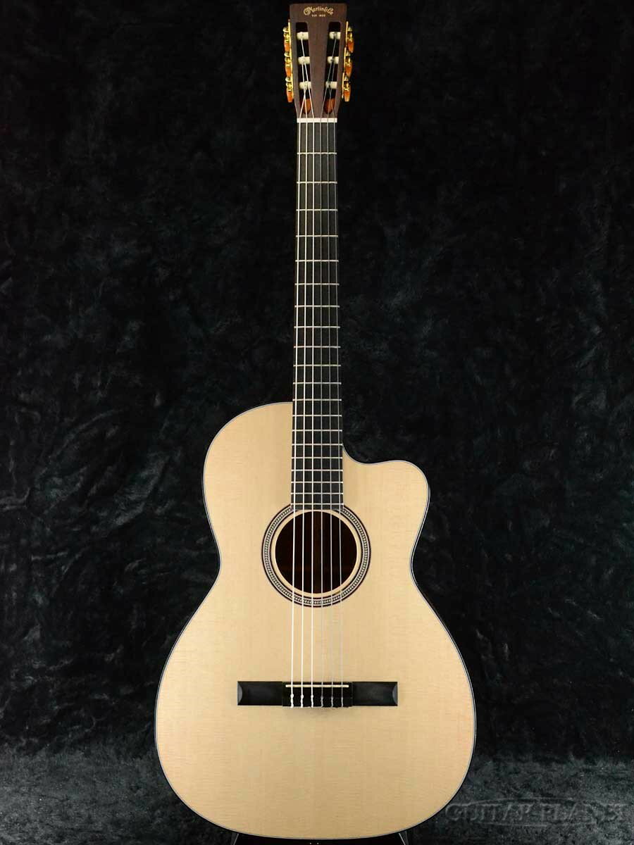 000ボディサイズに12フレットジョイントボディ。 倍音豊かで深い響きを持つ、マーチンのエレガットの名品、000C Nylonの後継機種に当たるモデル。 サイド＆バックがサペリからマホガニーに、指板材がリッチライトから エボニーへとそれぞれアップグレードされています。 トップはシトカスプルース、サイドバックはマホガニーのオール単板仕様。 エレガットではサイドバックが合板のものが多いですのが、オール単板を採用することにより、 生音での響きが非常に美しいギターです。 またピックアップには最新タイプのFishman Matrix VT Enhance NT1を搭載。 ボディトップの振動をひろうことにより、 よりボディの響きに忠実なサウンドが出力出来るようになっています。 ネックにもトラスロッドが入っており、ナット幅も47.6mmとクラシックギターより 細めに設計されていますので、ガットギター1本目、 という方でも非常に使いやすいと思います!! オールラウンドに使用できるMartinのエレガットを是非ご検討下さいませ。 Top Material:Sitka Spruce Bracing Pattern:Unique (A-Frame) X-Brace System Brace Shape:Non-Scalloped Brace Material:Sitka Spruce Back Material:Mahogany Side Material:Mahogany Neck Material:Select Hardwood Neck Shape:Low Profile Neck Taper:Standard Taper Nut Material:Bone Headstock Shape:Slotted with Round Slots and Square Taper Headplate Material:East Indian Rosewood Fingerboard Material:Ebony Scale Length:26.44" (671.6mm) Fingerboard Width at Nut:1 7/8''(47.6mm) Back and Side Finish:Satin Finish Top:Gloss Bridge Material:Ebony Case:Gig Bag Electronics:Fishman Matrix VT Enhance NT1 付属品：純正ギグバッグ、正規保証書 /_/_/_/♪出荷前調整のご要望承ります♪_/_/_/_/ ギタープラネットではご注文頂いた商品は 新品中古問わず検品・調整してから出荷致します。 弦高などの細かなセッティング等、お好みに 合わせての調整も可能ですので、お気兼ねなく お申し付けくださいませ。 /_/_/_/_/_/_/_/_/_/_/_/_/_/_/_/_/_/_/_/_/_/_ お問い合わせフリーダイヤル：0120-37-9630　