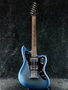 Squier Contemporary Jaguar HH STは、こだわりの強い現代のプレーヤーを満足させるために、これまでの象徴的なフェンダーデザインには無かった、大胆な変更を加えました。 このギターの心臓部は、リアに搭載されたSquier SQR Atomic Humbuckingピックアップで、上部のコントロールプレートでコイルタップとシリーズ/パラレルのスイッチングをすることが出来、その多彩なサウンドは幅広いジャンルで活躍します。 最適なトーンと安定性が特徴のローステッドメープルネックと、卓越したプリアビリティを追求したスカルプテッドヒールデザインは、ハイポジションへのアクセスを容易にします。 安定した弦のフィーリングが得られるストップテイルピースで調整可能なブリッジ、滑らかなチューニングと弦交換が簡単なスプリットシャフト付シールドギアのチューニングマシンなど、スペック表だけでは分からない高性能なコンポーネントを備えています。 また、ステルスブラックのハードウェアと、プレミアムな外観のクロムロゴを配した洗練されたマッチングヘッドは唯一無二のルックスを演出します。 Spec ボディ : Poplar ボディフィニッシュ : Gloss Polyurethane ボディシェイプ : Jaguar ネック : Roasted Maple ネックフィニッシュ : Satin Urethane with Gloss Urethane Headstock Face ネックシェイプ : "C" Shape スケール : 24" (610 mm) フィンガーボード : Indian Laurel フィンガーボードラジアス : 12" (305 mm) フレット数 : 22 Frets Size : Jumbo ナット : Graphite ナット幅 : 1.650" (42 mm) ポジションインレイ : Pearloid Dot トラスロッド : Head Adjust ブリッジピックアップ : Squier SQR Atomic Humbucking ネックピックアップ : Squier SQR Atomic Humbucking コントロール : Master Volume, Master Tone ピックアップスイッチ : 3-Position Blade: Position 1. Bridge, Position 2. Bridge and Neck, Position 3. Neck ピックアップコンフィギュレーション : HH ブリッジ : 6-Saddle Adjustable Bridge ハードウェアフィニッシュ : Chrome チューニングマシーン : Sealed Die-Cast with Split Shafts ピックガード : 3-Ply Black コントロールノブ : Knurled Dome 付属品：純正ソフトケース、正規保証書 お問い合わせフリーダイヤル:0120-37-9630