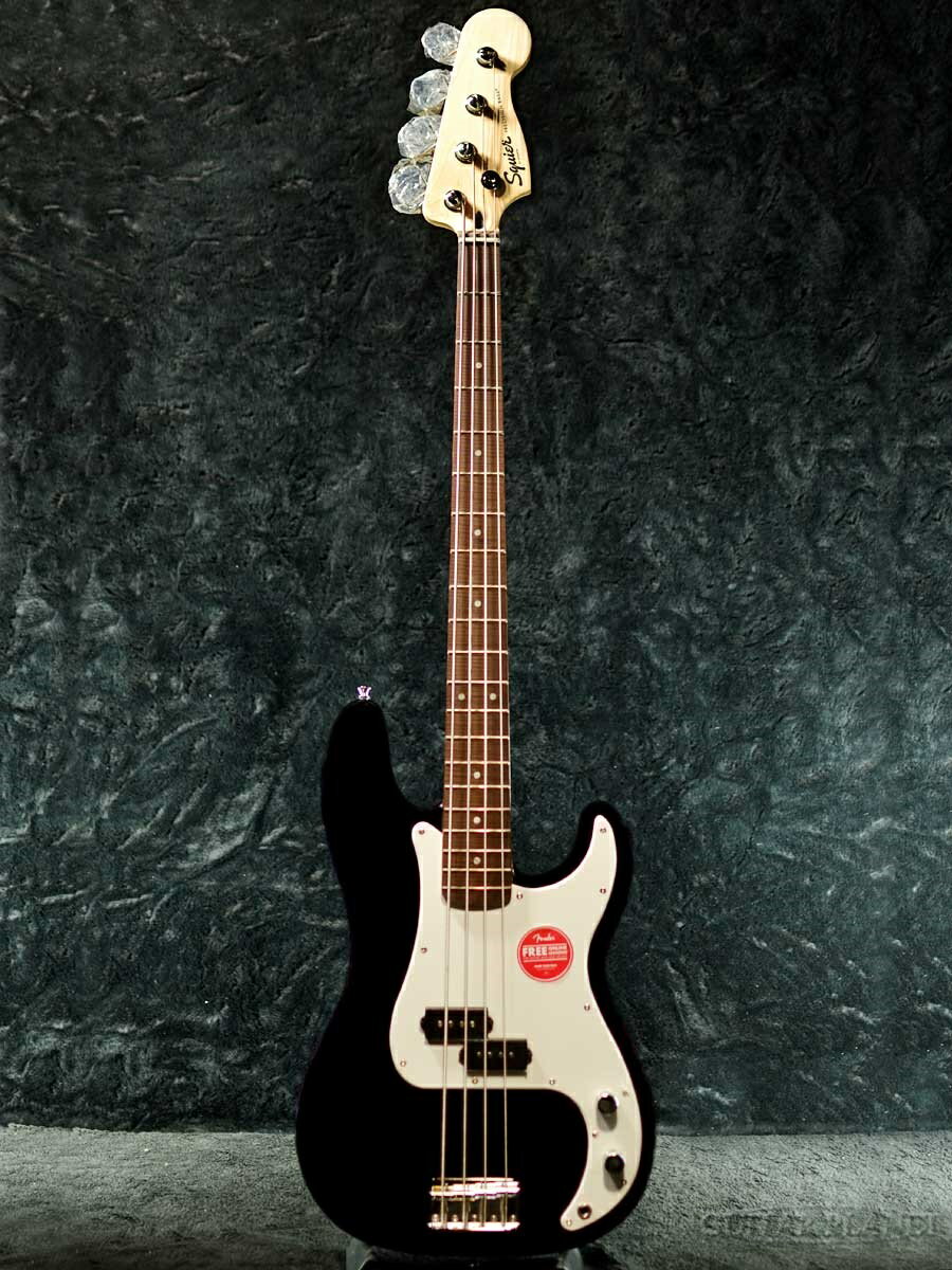 Squier Sonic Precision Bass なら、時間を飛び越えるようなスピードで、どんな音楽でもすぐにベースを始めることができます。象徴的なフェンダースタイル、そして刺激的なトーンをあらゆるプレーヤーにお届けします。 この P Bass は、薄く軽量なボディに、1.5 インチの狭いナット幅、スリムで魅力的な「C」シェイプネックが相まって、快適な演奏性をもたらします。 Squier スプリットシングルコイルピックアップはパンチの効いたベーストーンを奏でます。 その他、正確なイントネーション調整ができる4サドルハードテイルブリッジ、スムーズで正確なチューニングが可能なオープンギアチューニングマシン、耐久性のあるクロムメッキハードウェアなど、魅力的な特徴を数多く備えています。 [FEATURES] ●薄く軽量なボディ設計 ●Squier Split Single-Coilピックアップを装備 ●4サドル式ハードテイルブリッジ ●シールドギアチューニングマシン ●クロムハードウェア -Neck ヘッドストック：Precision Bass ネック：Maple ネックフィニッシュ：Satin Urethane ネックシェイプ："C" Shape ネック：Bolt-On フィンガーボードラジアス：9.5" (241 mm) フィンガーボードの素材：Maple ポジションインレイ：Black Dot フレット数：20 トラスロッド：Head Adjust トラスロッドナット：4 mm Hex ナット：Synthetic Bone ナット幅：1.5" (38.1 mm) ナットの素材：Synthetic Bone -Body ボディ：Poplar ボディフィニッシュ：Gloss Polyurethane ボディシェイプ：Precision Bass ボディ素材：Poplar -Hardware ブリッジ：4-Saddle Standard ピックガード：1-Ply White コントロールノブ：Knurled Flat-Top ハードウェアフィニッシュ：Chrome チューニングマシーン：Vintage-Style ストリング：Nickel Plated Steel (.045-.105 Gauges) ネックプレート：4-Bolt Squier ストラップボタン：Vintage-Style -Electronics ネックピックアップ：Ceramic Split Single-Coil ピックアップコンフィギュレーション：Split Single-Coil コントロール：Master Volume, Master Tone スウィッチ：None 付属品:純正ソフトケース、正規保証書 /_/_/_/♪出荷前調整ご要望承ります♪_/_/_/_/ ギタープラネットではご注文頂いた商品は 新品中古問わず検品・調整してから出荷致します。 弦高など細かなセッティング等、お好みに 合わせて調整も可能ですで、お気兼ねなく お申し付けくださいませ。 /_/_/_/_/_/_/_/_/_/_/_/_/_/_/_/_/_/_/_/_/_/_ お問い合わせフリーダイヤル:0120-37-9630　