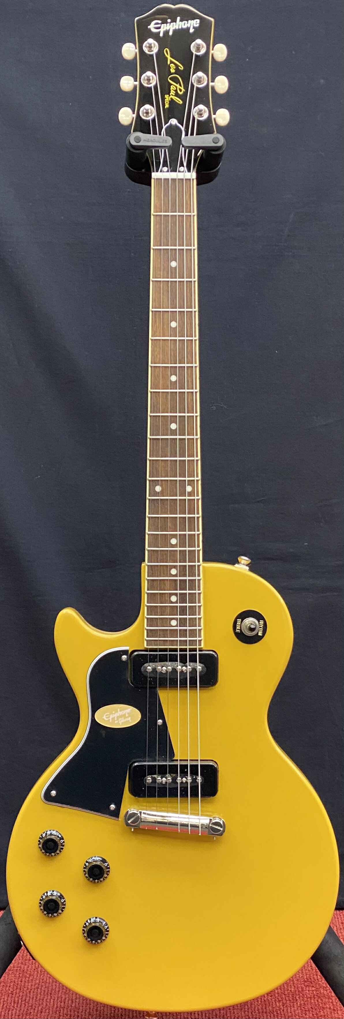 2023年 正規輸入品 現行のGibsonモデルのラインナップがEpiphoneグレードで展開。 ネックグリップや細部の仕様、カラーリングなどを見直し、 2020年モデルとして大幅にリニューアルされました。 ビンテージ・エピフォンを彷彿とさせる、大きめのヘッドストックに変更され、 電装部分にはCTS製ポットを搭載するなど、より完成度の高いスペックとなっています。 SPEC Body Material : Mahogany Finish : Gloss Urethane Neck : Mahogany single Neck Profiles : Vintage 50s Scale Length : 24.75" / 628.65mm Fingerboard Material : Indian Laurel Fingerboard Radius : 12" Number Of Frets : 22 Frets : Medium Jumbo Nut Material : Graph Tech Nut Width : 1.69" / 43mm Inlays : Pearloid Dot Joint : Glued in-set Hardware Finish : Nickel Tuner Plating : Nickel Bridge : Lightning Bar Wrap Around Tuning Machines : Vintage style Deluxe Tuners with Ivory Buttons Pickguard : Black TrussRod : Adjustable Control Knobs : Black Top Hats Switch Tip : Black Strap Buttons : 2 Pickup Covers : Black Neck Pickup : P-90 PRO Soap Bar Bridge Pickup : P-90 PRO Soap Bar Controls : 1 - Neck Volume, 1 - Bridge Volume, 1 - Neck Tone, 1 - Bridge Tone, 1 - Three Way Pickup Selector Pickup Selector : 3-way Epiphone toggle Output Jack : 1/4" 付属品：純正ソフトケース、正規保証書 /_/_/_/♪出荷前調整ご要望承ります♪_/_/_/_/ ギタープラネットではご注文頂いた商品は 新品中古問わず検品・調整してから出荷致します。 弦高など細かなセッティング等、お好みに 合わせて調整も可能ですで、お気兼ねなく お申し付けくださいませ。 /_/_/_/_/_/_/_/_/_/_/_/_/_/_/_/_/_/_/_/_/_/ お問い合わせフリーダイヤル:0120-37-9630　